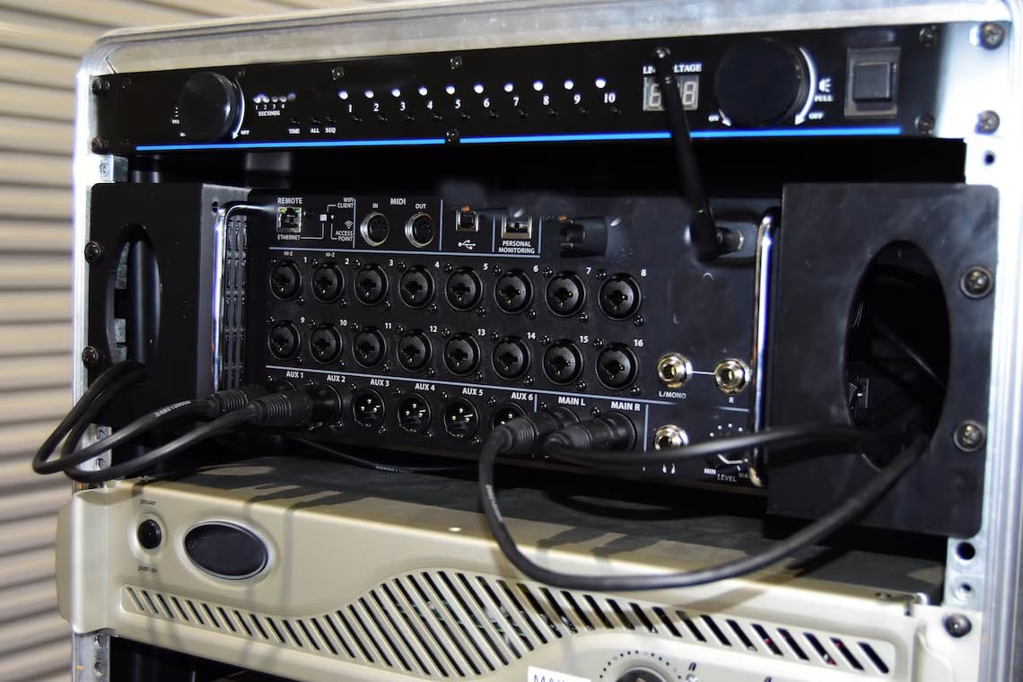 Rack-Ohren für Behringer XR18 / Midas MR18/ XR16/ SD16/ MR16 Einbausatz mit Lüftungsgitter, schwarz