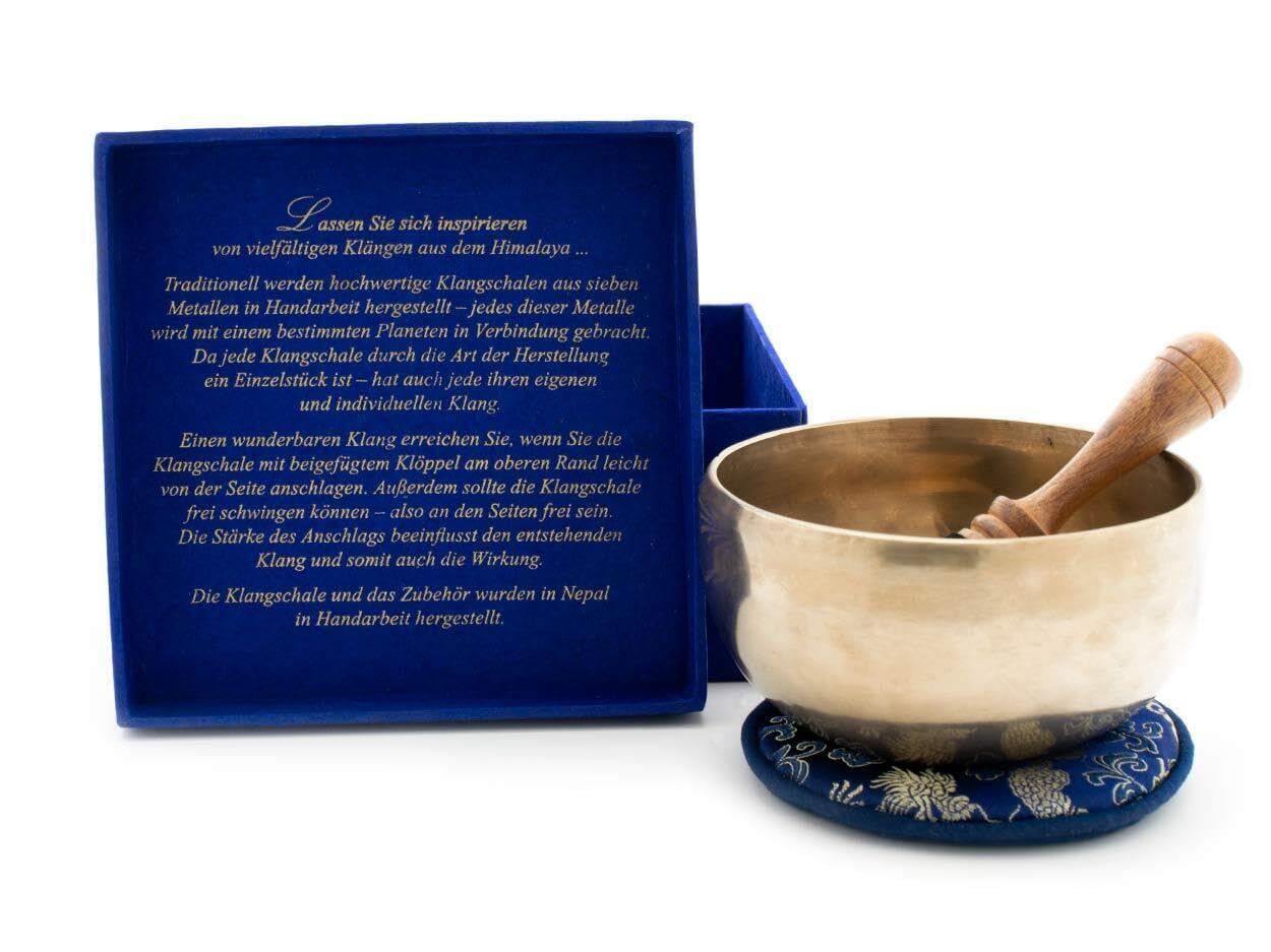 Klangschale in blauer Geschenkbox S mit Lotus-Aufdruck und Zubehör: Traditionell gefertigte Klangschale in Geschenkbox mit Lotussymbol aus Nepal