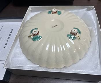 薩摩焼 沈壽官　皿　白薩摩菊脚皿　十五代 沈壽官 八角皿（小）菊 [ハッカクザラショウキク]｜沈壽官窯（ちん