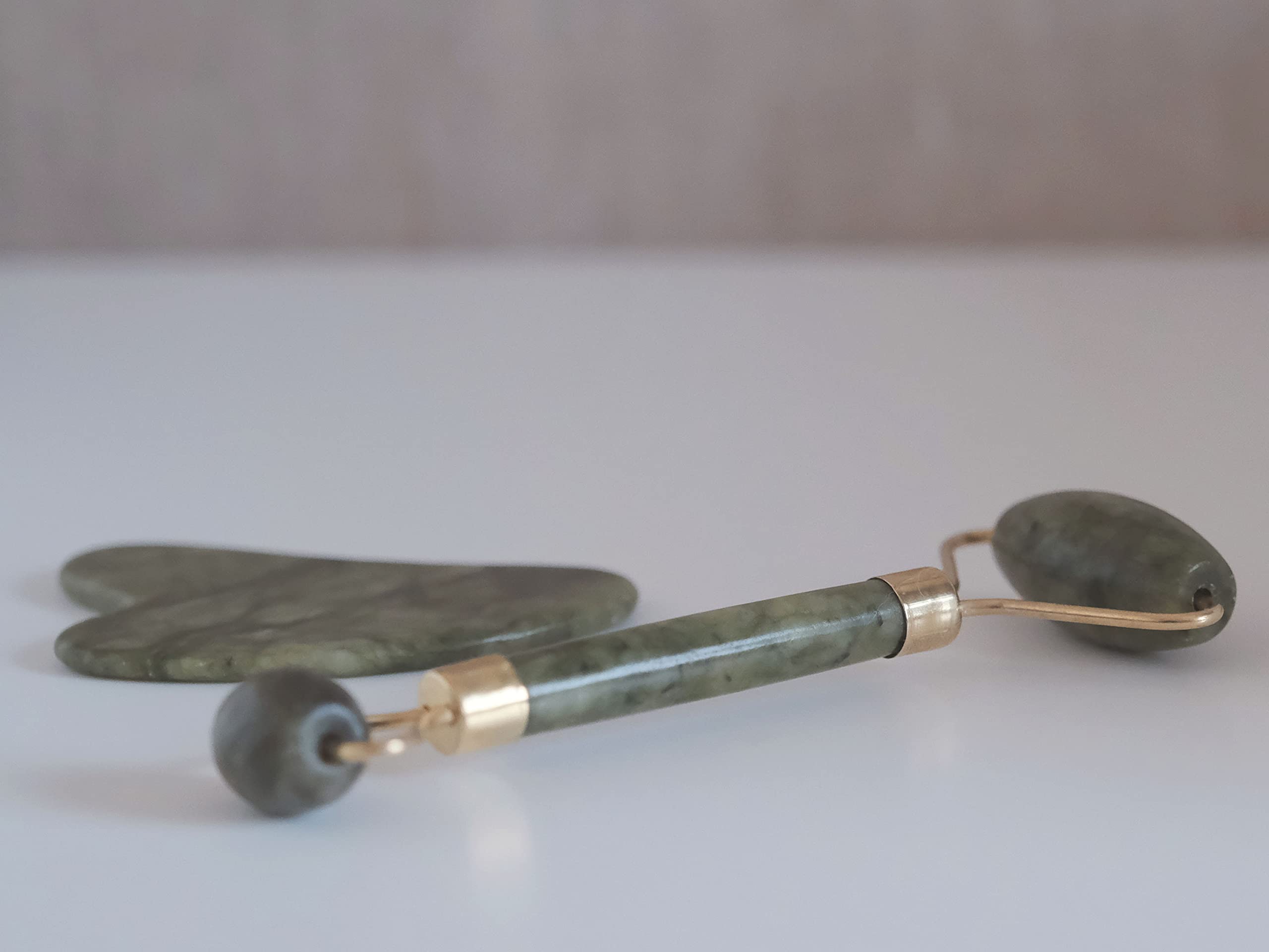 BEPER C301ABE101 Jade Gua Sha wałek i kamień, Jade Roller & Gua Sha Narzędzie do masażu, masaż twarzy i ciała, kojący, modelujący i przeciwstarzeniowy, zielony