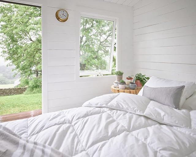 The Fine Bedding Company - Vegan Down Duvet - 10.5 Tog - Sustainably Sourced Down-Like Luxury - Soft Touch Cover - Machine Washable - Double