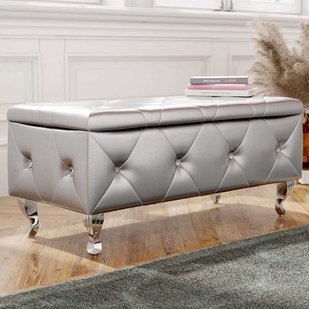 BAKAJI Baúl de Almacenamiento para reposapiés, para Dormitorio, Banco de Madera, Revestimiento de Piel sintética, decoración Acolchada con Cristales, Patas de Metal, diseño Moderno (Silver)