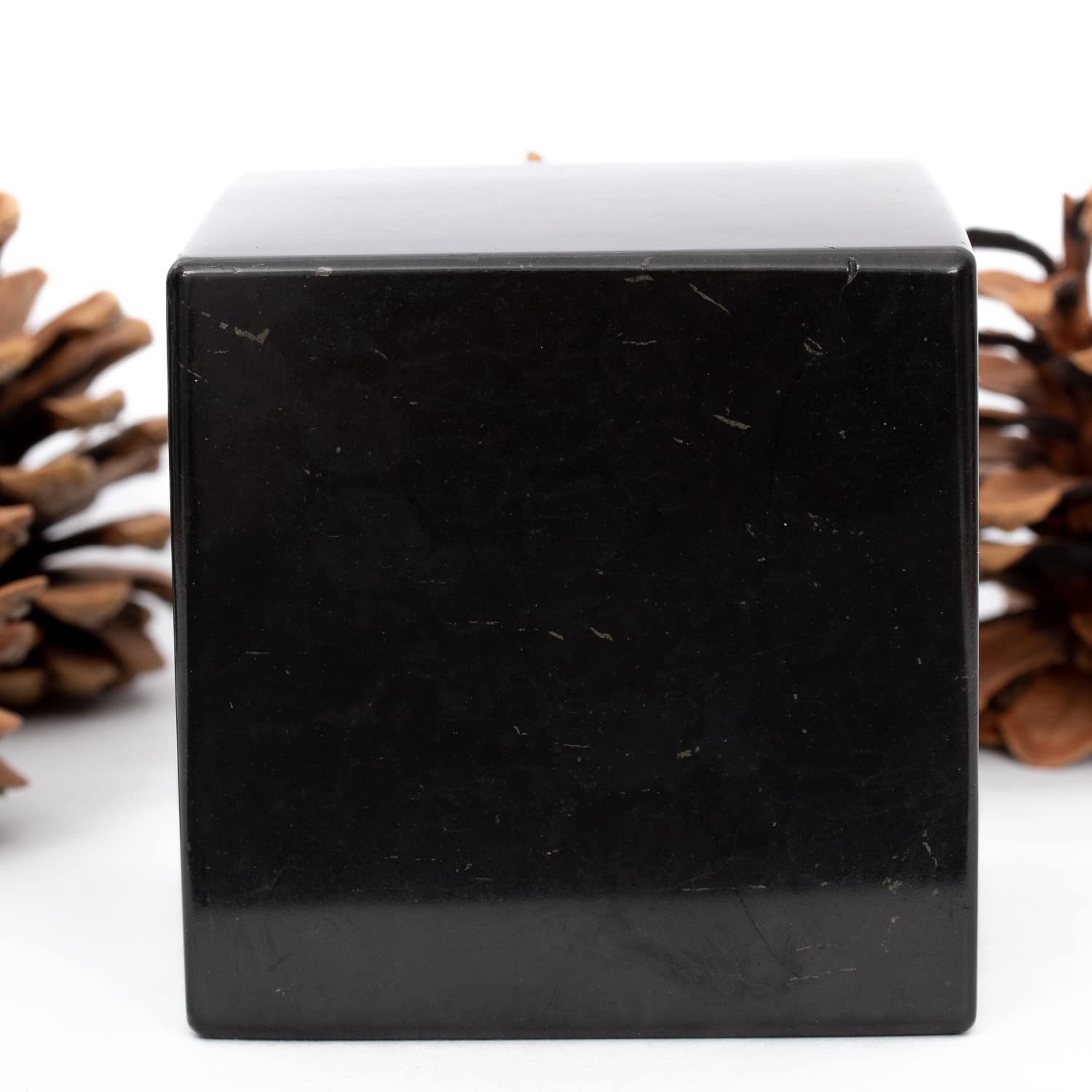 Igox Schungite - Pietre a cubo lucidate, 50 mm, in Pietra Nera, Protezione da shungite, Pietre di Cristallo per Proteggere da EMF ed Energie Negative (5 cm)