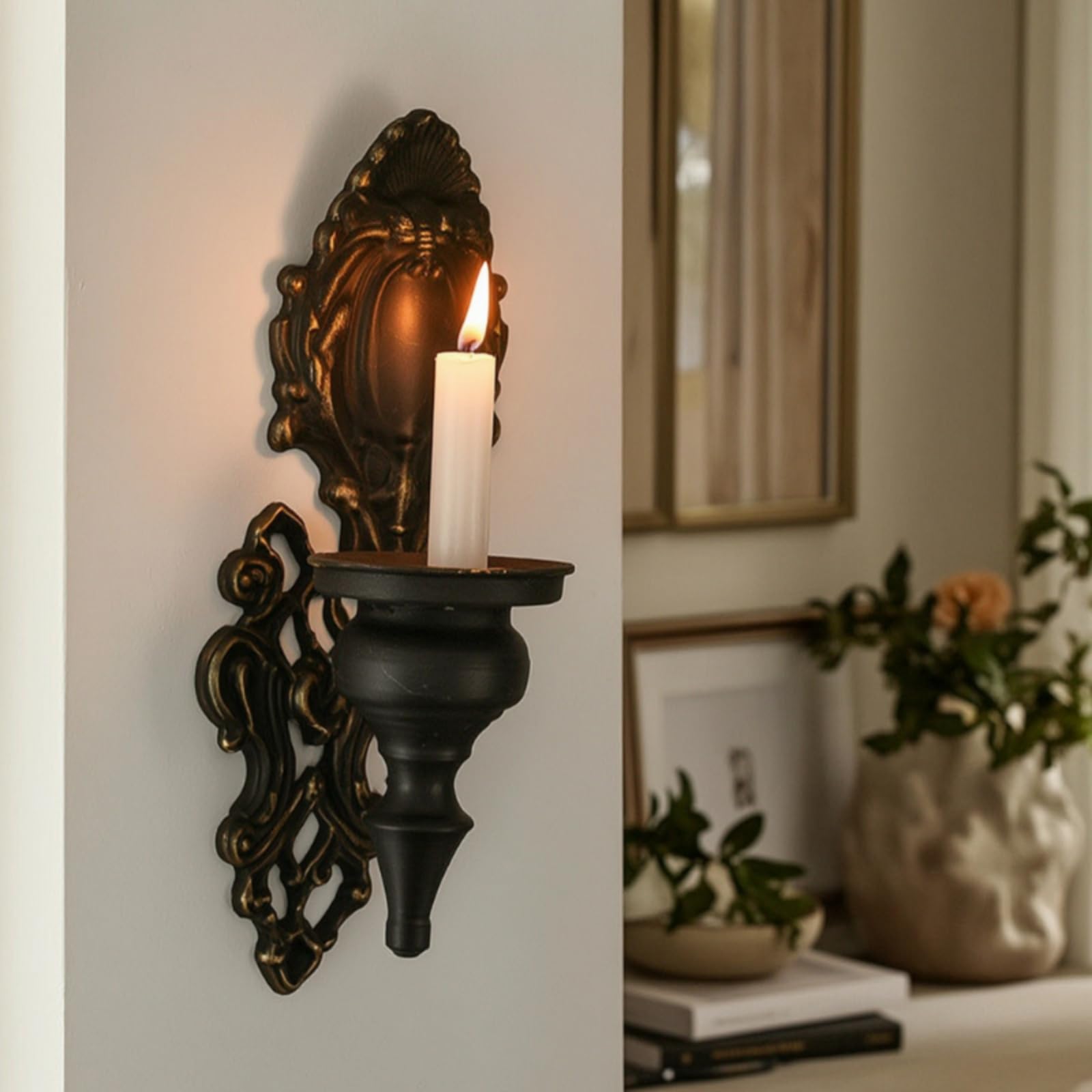 Portavelas Pared Hierro con corativa Diseño Clásico Europeo y Placa Trasera Tallada con Brazo Curvo y Acabado Envejecido Negro y Dorado Acuado para, 28cm X 35cm