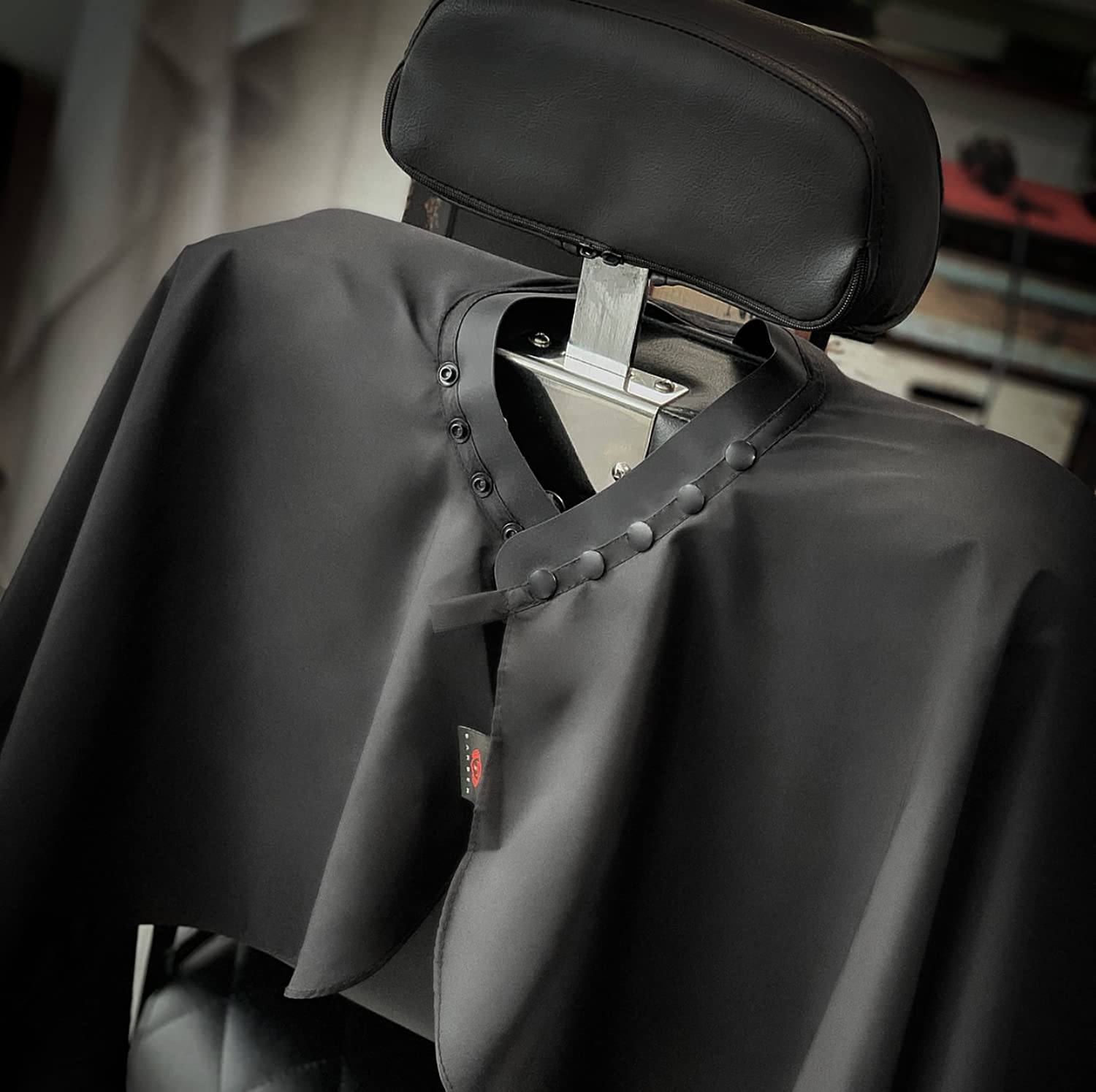 TRU BARBER Pack 2 Unidades Capa de Corte Peluqueria XXL Profesional, Cuello de silicona. Tela Poliester Impermeable Cierre a Boton. Ideal para Barberia, Peluqueria, Maquillaje, Salon Profesional.