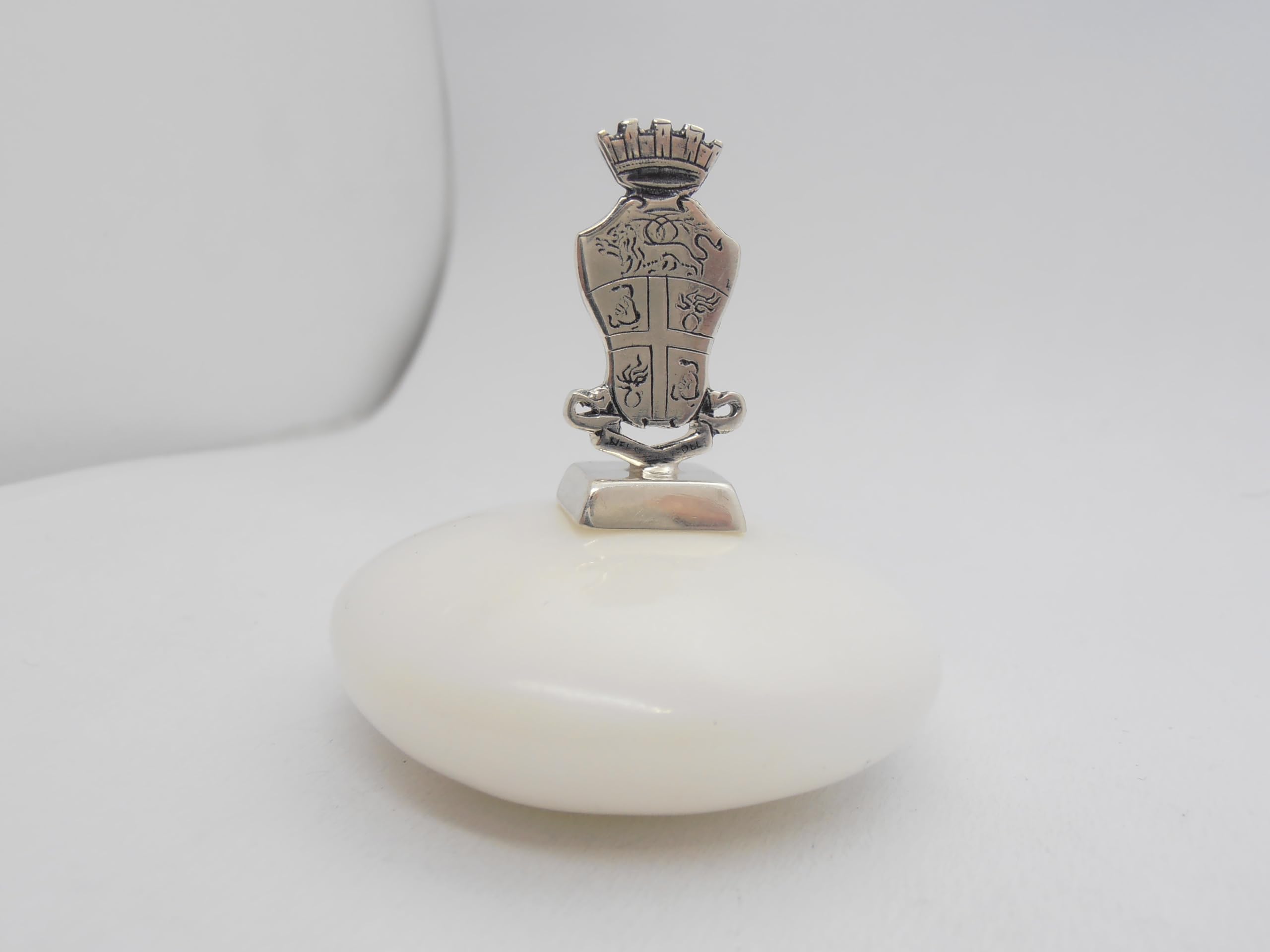 Fregio dell' Arma dei Carabinieri su Alabastro naturale Bianco- Pietra Dura Bianca - Stemma - Simbolo - Soprammobile - Fermacarte