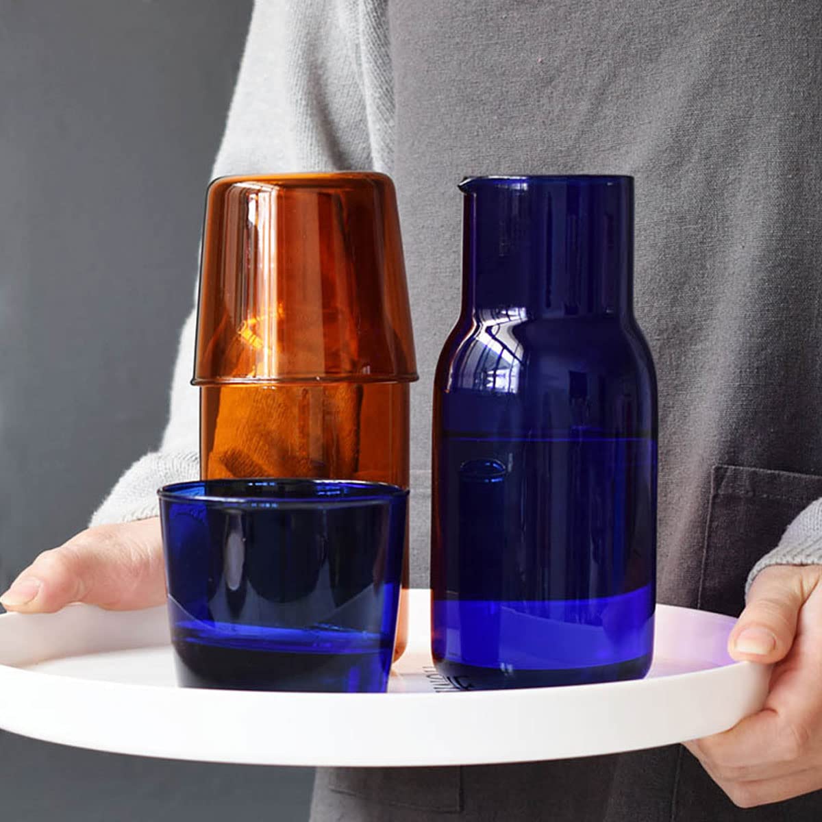 Nachttisch Glas Wasserkaraffe Set mit Tasse, Glaskaraffe mit Deckel Mundspülbecher für Schlafzimmer Badezimmer Saft Weinmilch 540 ml