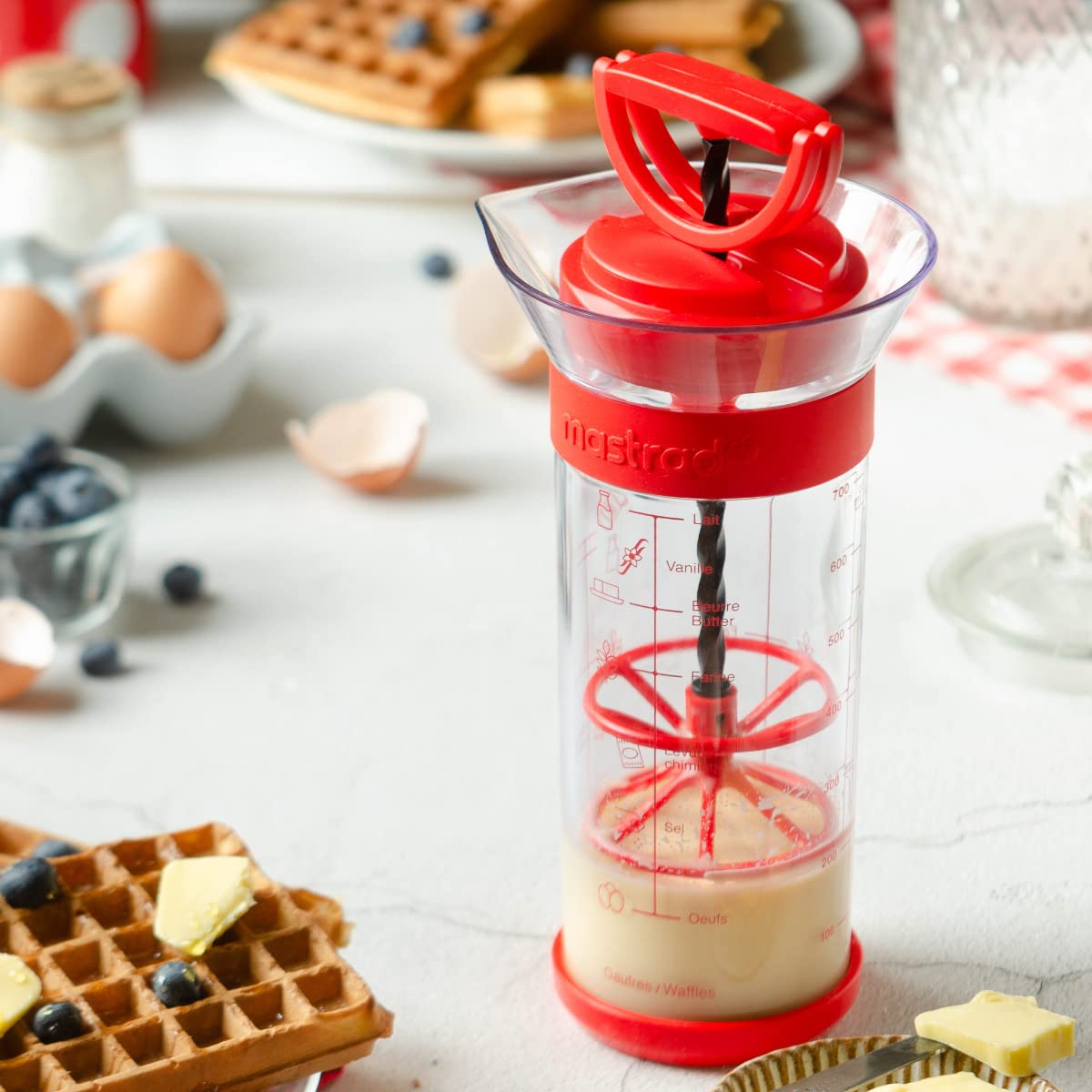Mastrad - TWIST’N’MIX Mélangeur Pâte À Crêpes - 700 ml – Shaker Manuel Sans Électricité – Recettes Intégrées – Graduation ml/oz – Bec Verseur – Rouge