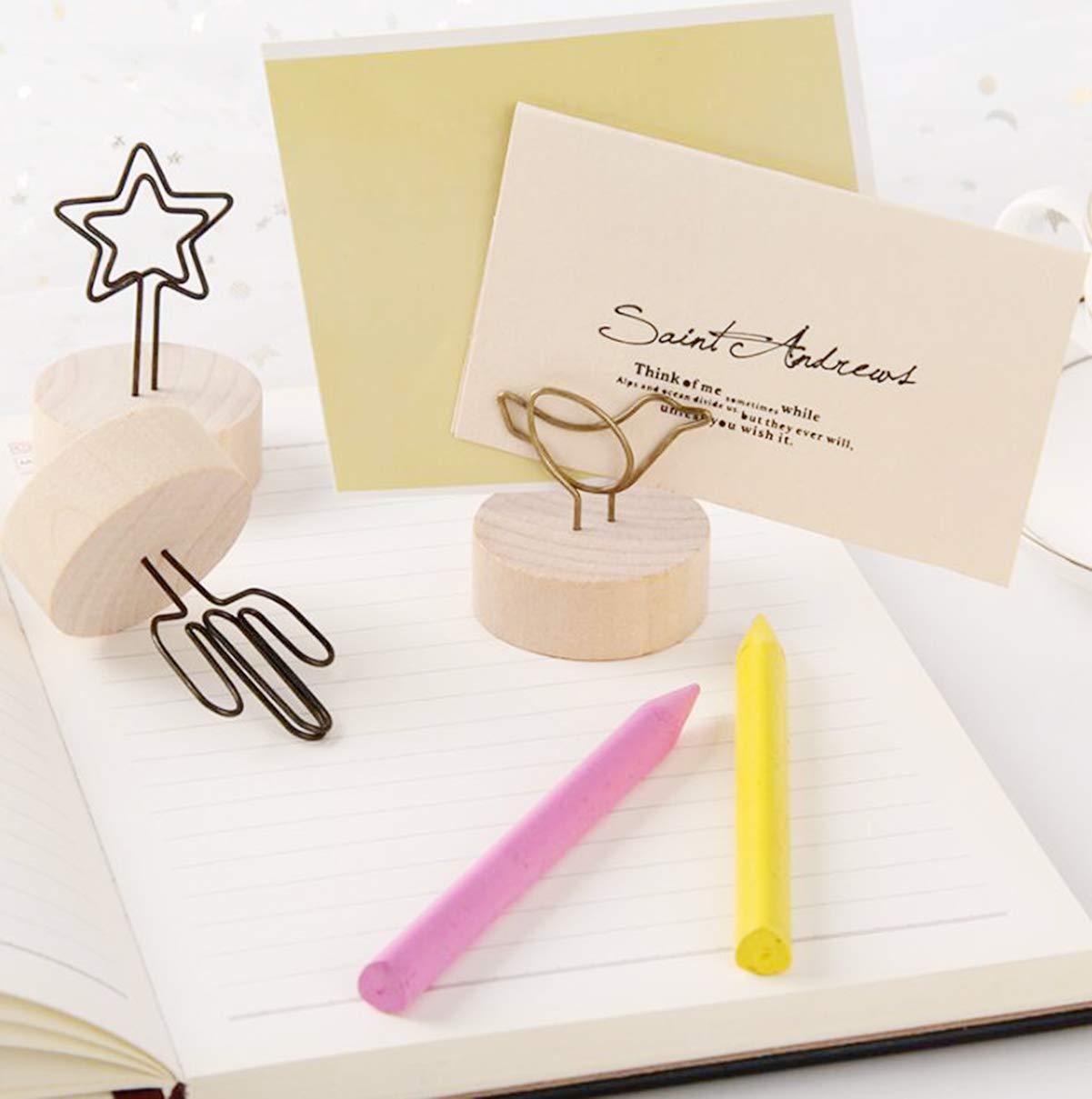 Portafoto Con Base Legno - Set 13 Mollette Decorativi Per Scrivania, Matrimoni E Feste