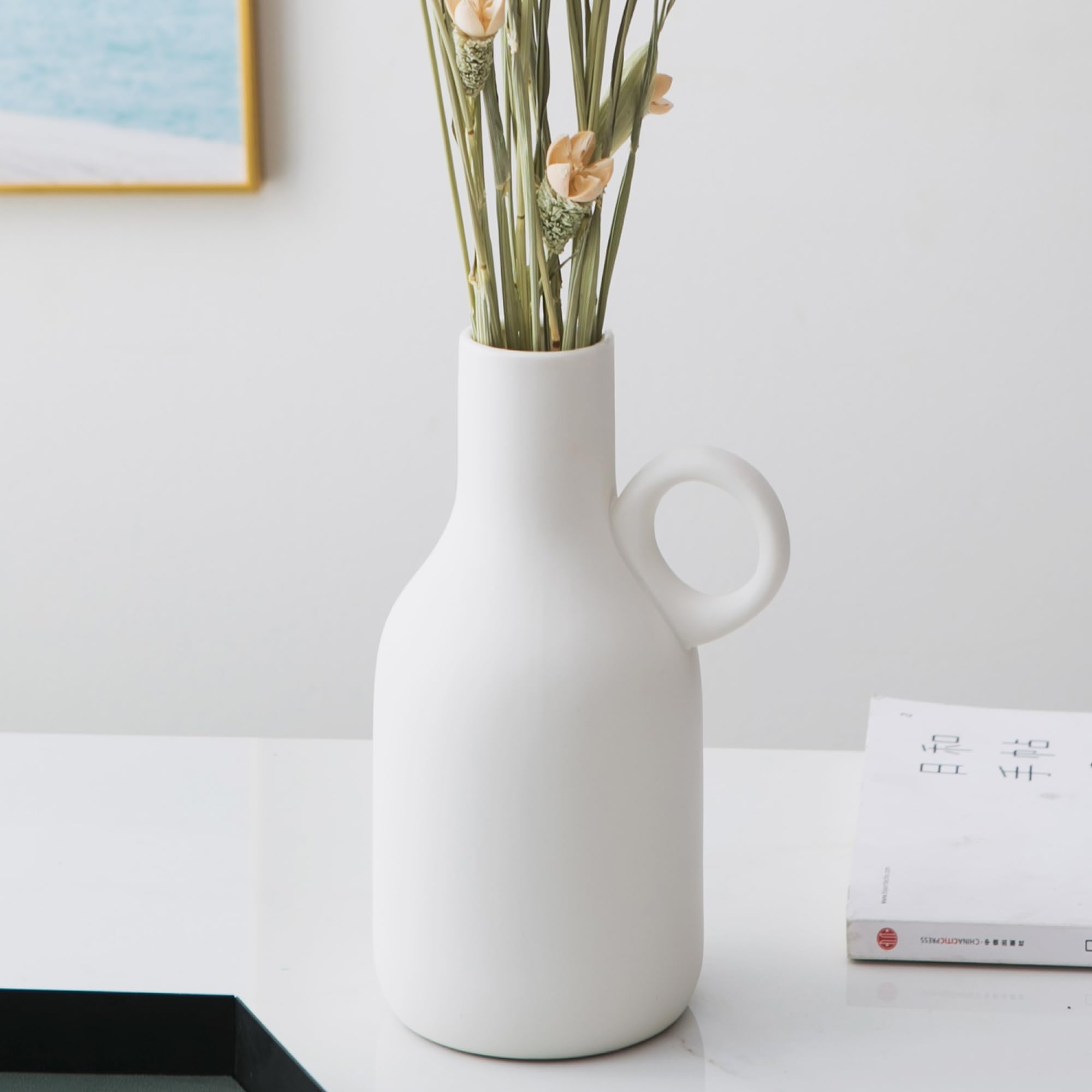 Amazon.co.jp: ホワイトセラミックピッチャー花瓶 ラウンドハンドル Amazon.co.jp: ホワイトセラミックピッチャー花瓶 ラウンドハンドル