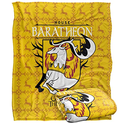 Coperta ultra setosa al tatto de Il Trono di Spade, 300 g/m², offre calore e comfort, ma è leggera e traspirante, perfetta aggiunta decorativa a qualsiasi stanza. Resistente al restringimento e allo sbiadimento: i prodotti sono stampati a mano nel Regno Unito utilizzando un processo di sublimazione del colore; questo design ha una straordinaria vivacità dei colori ed è realizzato al 100% in poliestere, morbido e di lunga durata. Dimensioni: 152 x 127 cm, tessuto in microfibra con doppia cucitura overlock per creare morbidezza e resistenza; questa coperta multiuso è il regalo ideale per le vacanze, il regalo di compleanno o articolo da collezione