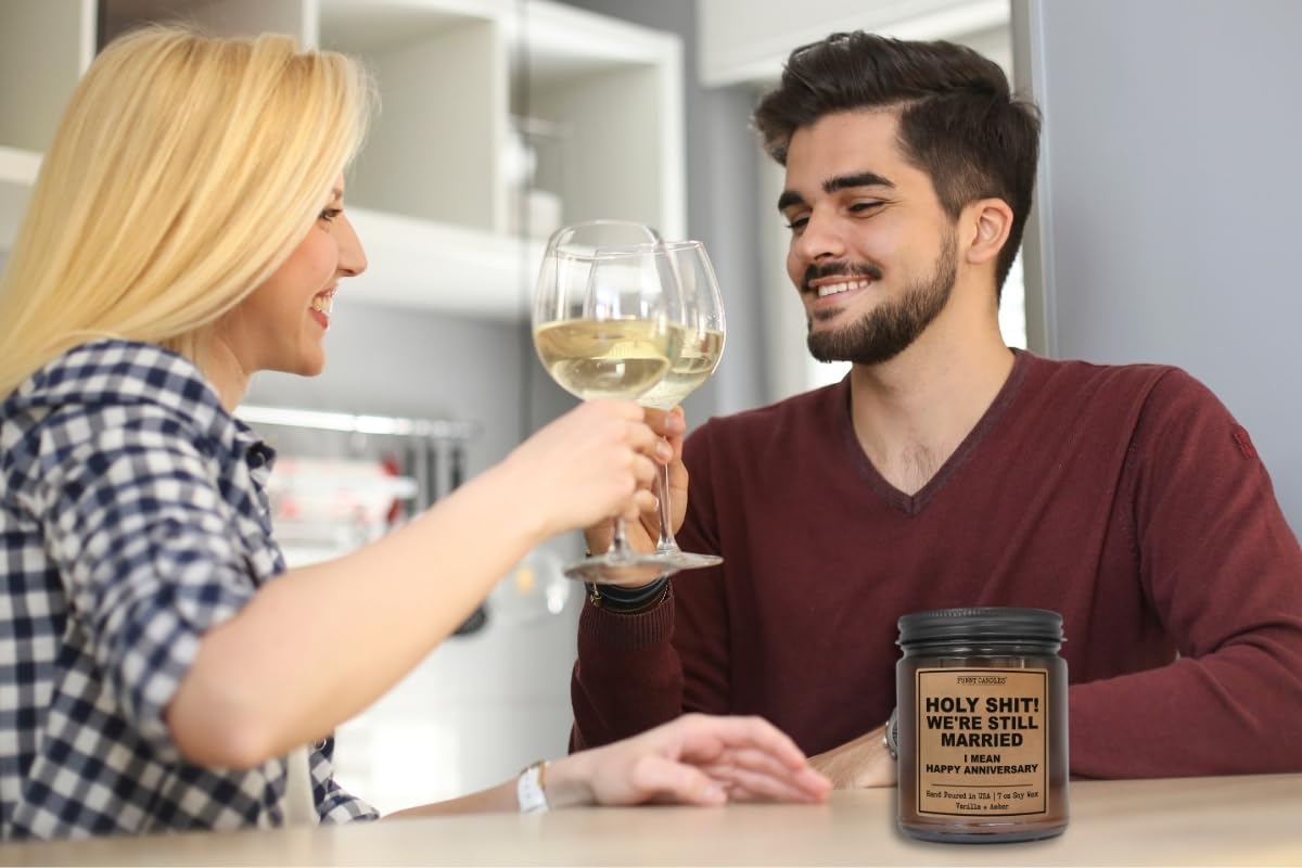Holy ! We're Still Married - Vela de regalo de aniversario | Vela perfumada de vainilla, ámbar, sándalo para el hogar, tarro ámbar de 9 onzas, tiempo de combustión de 40 horas, fabricado