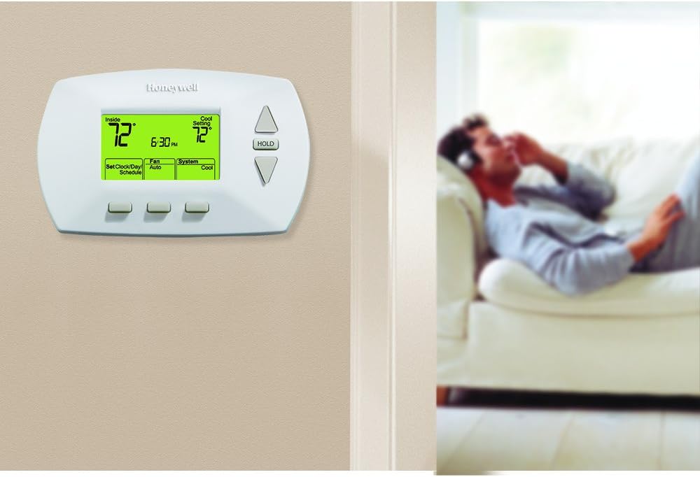 Termostat Honeywell Home RTH6450D montowany na ścianie