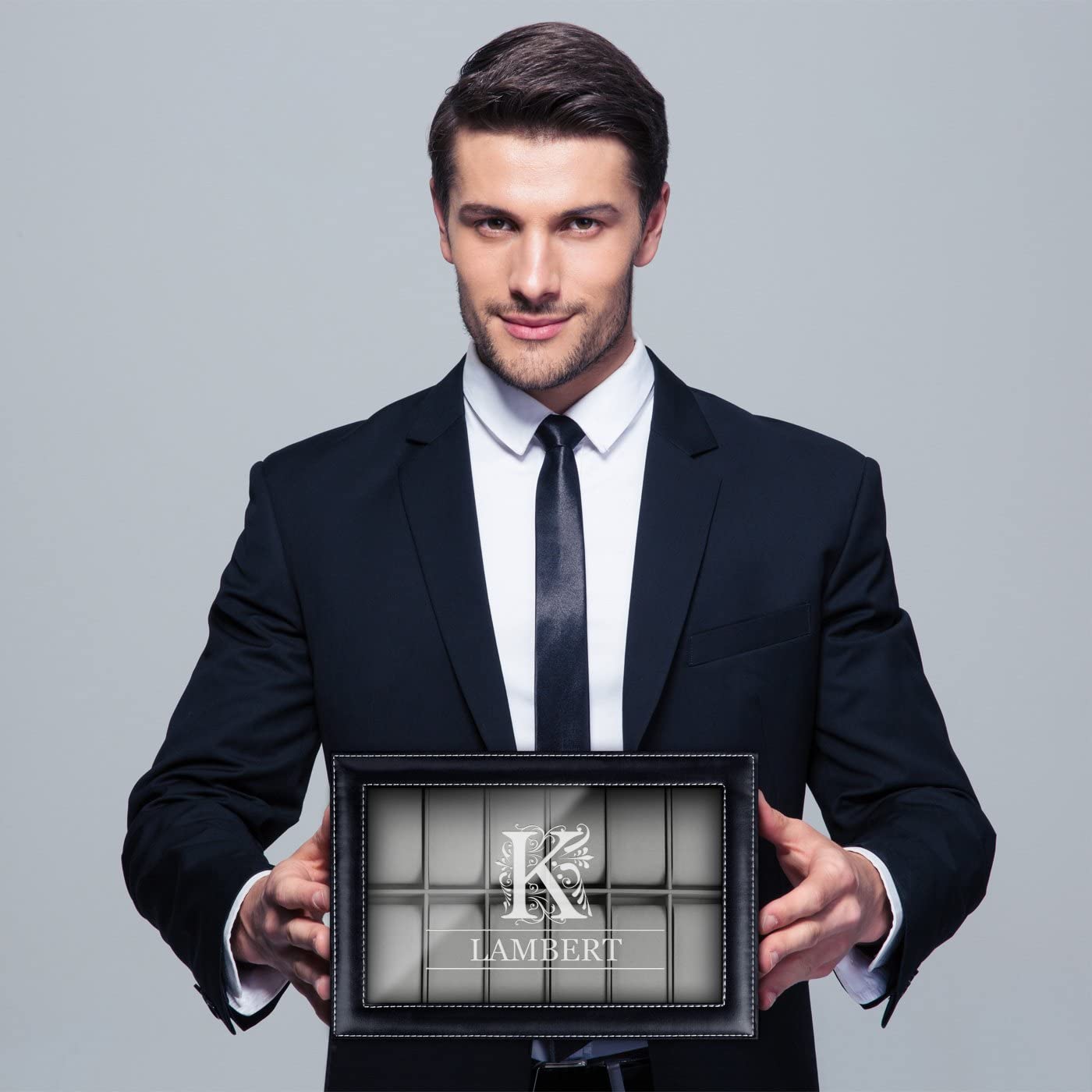 Maverton Boîte de Rangement avec Vitrine Gravée - Étui pour 12 Montres - Boite a Montre en Cuir Noir à Personnaliser - Cadeau Homme - Cadeau Noel - Cadeau Anniversaire - Lettrine