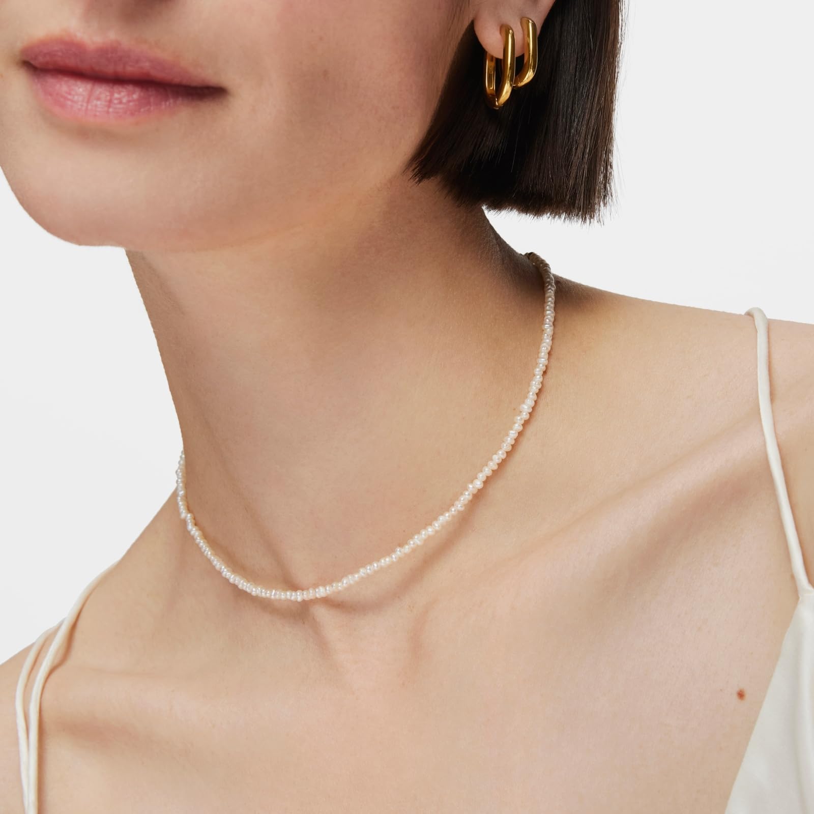 TOUS Gargantilla con Baño de Oro 18Kt sobre Plata para Mujer con Perlas Redondas Blancas de 2mm, Largo 38 cm, Elegante y Versátil, Colección Camille