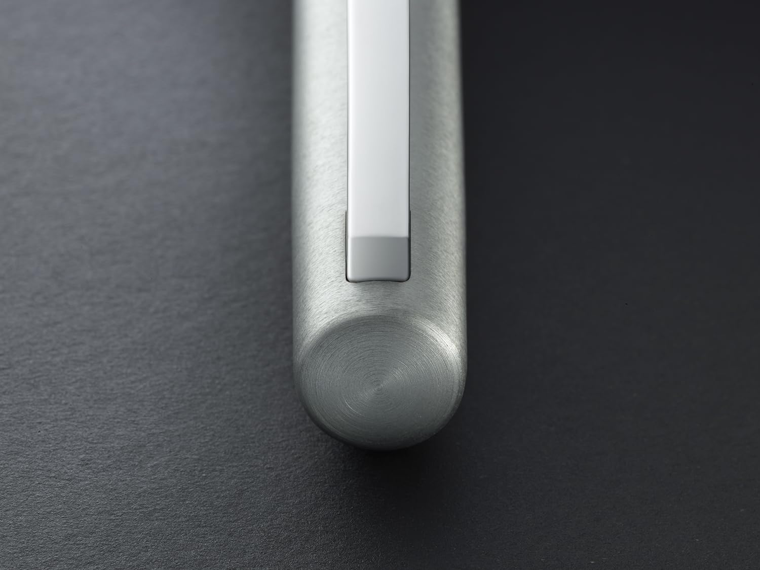 LAMY aion Füllhalter 077 – Füller aus eloxiertem Aluminium in der Farbe Olive-Silber mit gestrahltem Griffstück und Stahlfeder – Federstärke M, 1231946