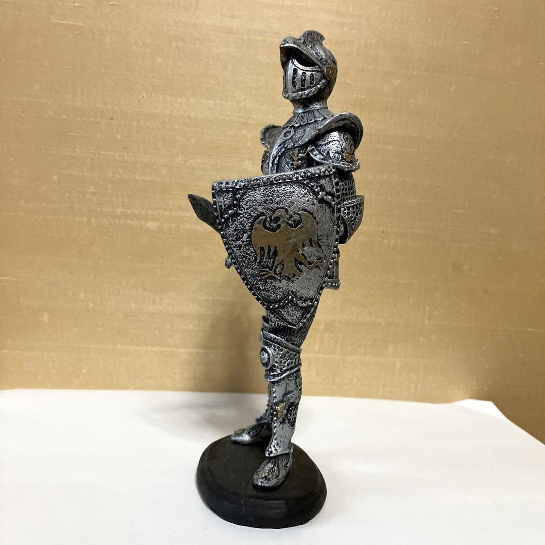 騎士　西洋　甲冑　兜　中世ヨーロッパ　チェコ　プラチスラバ　ピシュチェ城　立像 Amazon.co.jp: 騎士 西洋 甲冑 兜 中世ヨーロッパ チェコ