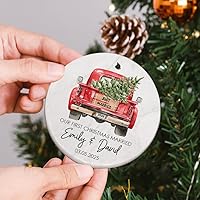 Vista 2 de Adorno de cerámica con texto en inglés "Our First Christmas As Mr & Mrs - Camión clásico rojo con adornos de cerámica para árbol de Navidad, regalo