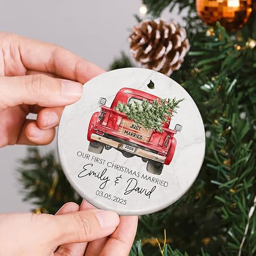 Miniatura 2 de Adorno de cerámica con texto en inglés "Our First Christmas As Mr & Mrs - Camión clásico rojo con adornos de cerámica para árbol de Navidad, regalo