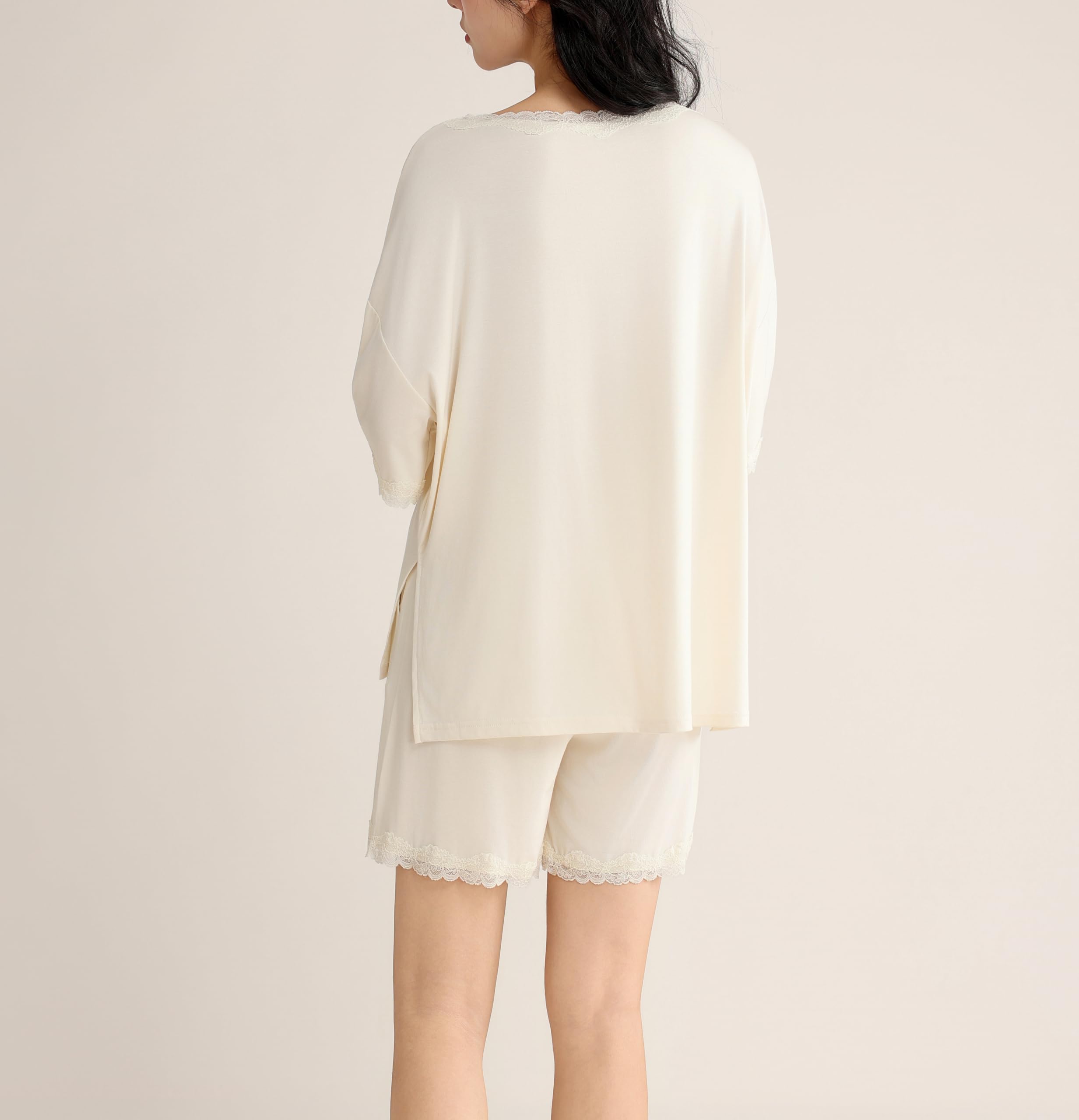 Ensemble Pyjama Femme Lyocell Dentelle Été | Col V dentelle, poignets dentelle, ourlet dentelle, manches courtes, short ample. Loungewear d'été douce soyeuse