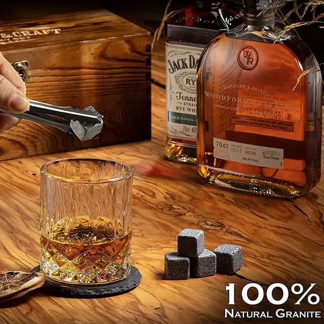 Set de accesorios de whiskey con dos vasos y piedras reutilizables 5
