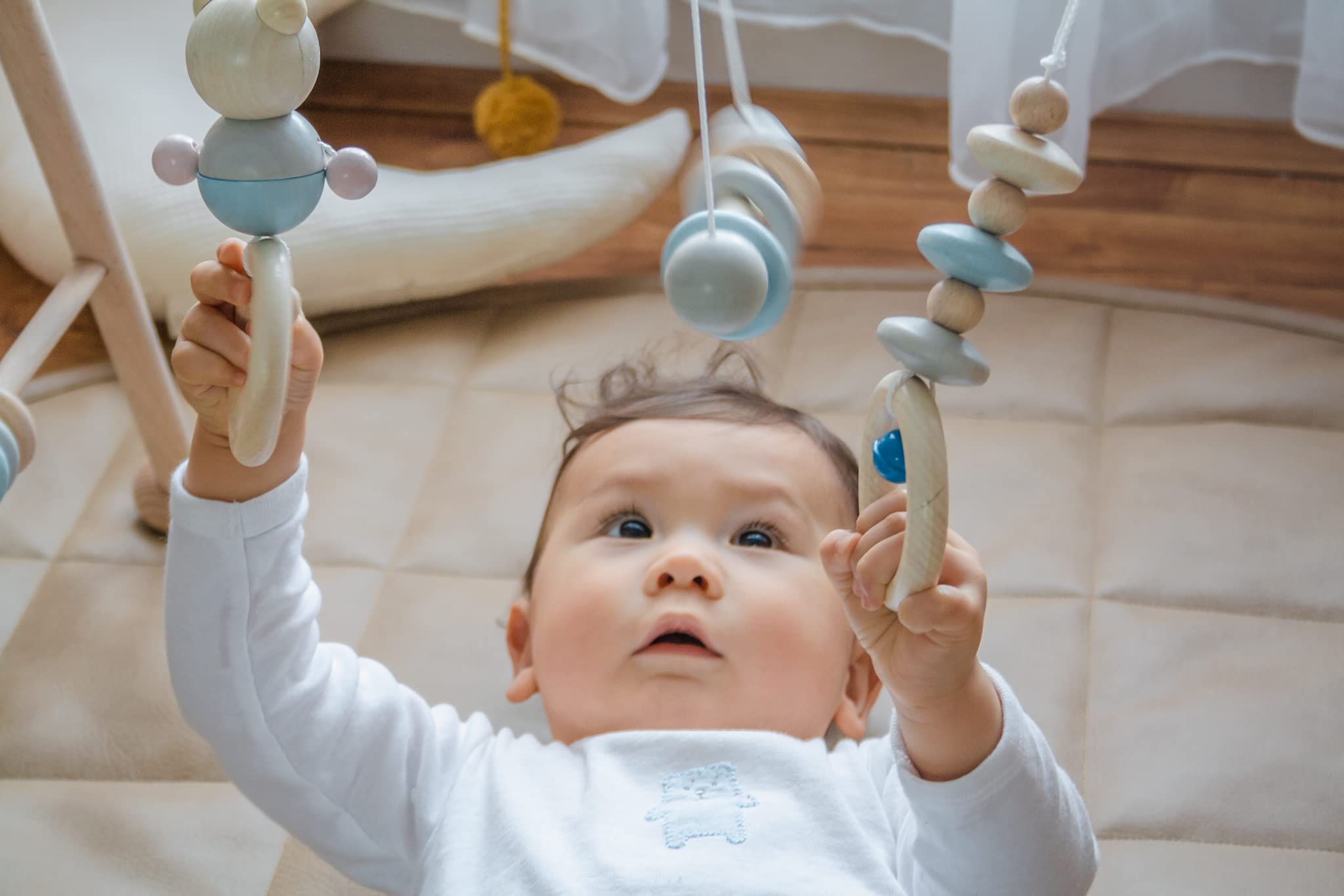 HESS SINCE 1990 - Spielbogen Baby Holz, Spieltrapez Schaf Rosa, Rasseln Figuren, Handgefertigt, Baby Gym ab 0, Made in Germany