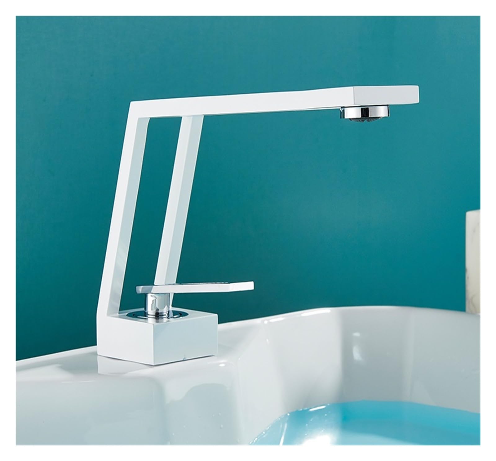 Grue de robinet d'évier blanc et chrome pour simplifier la routine matinale