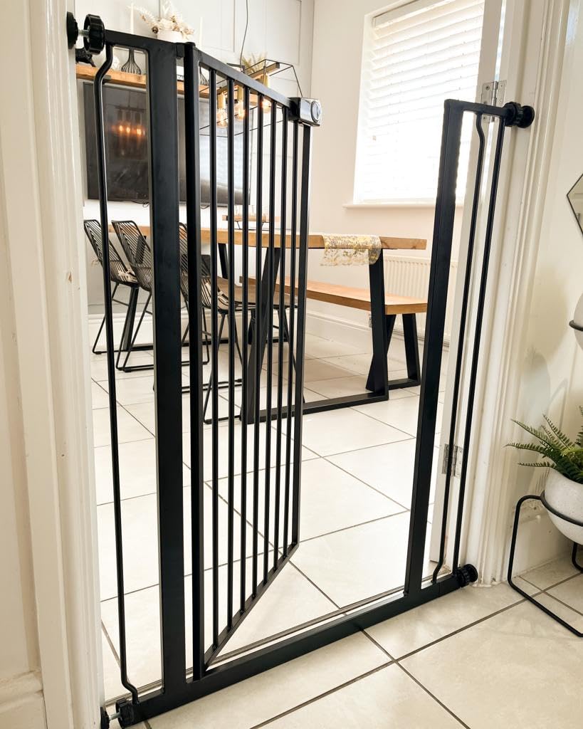 Bettacare Extra Hohes Sicherheitsgitter für Kinder und Hunde, 87.9cm - 95.5cm, Mattschwarz, Extra Hohes Babygitter von 104cm Höhe, Druckmontage-Sicherheitsgitter für Treppen