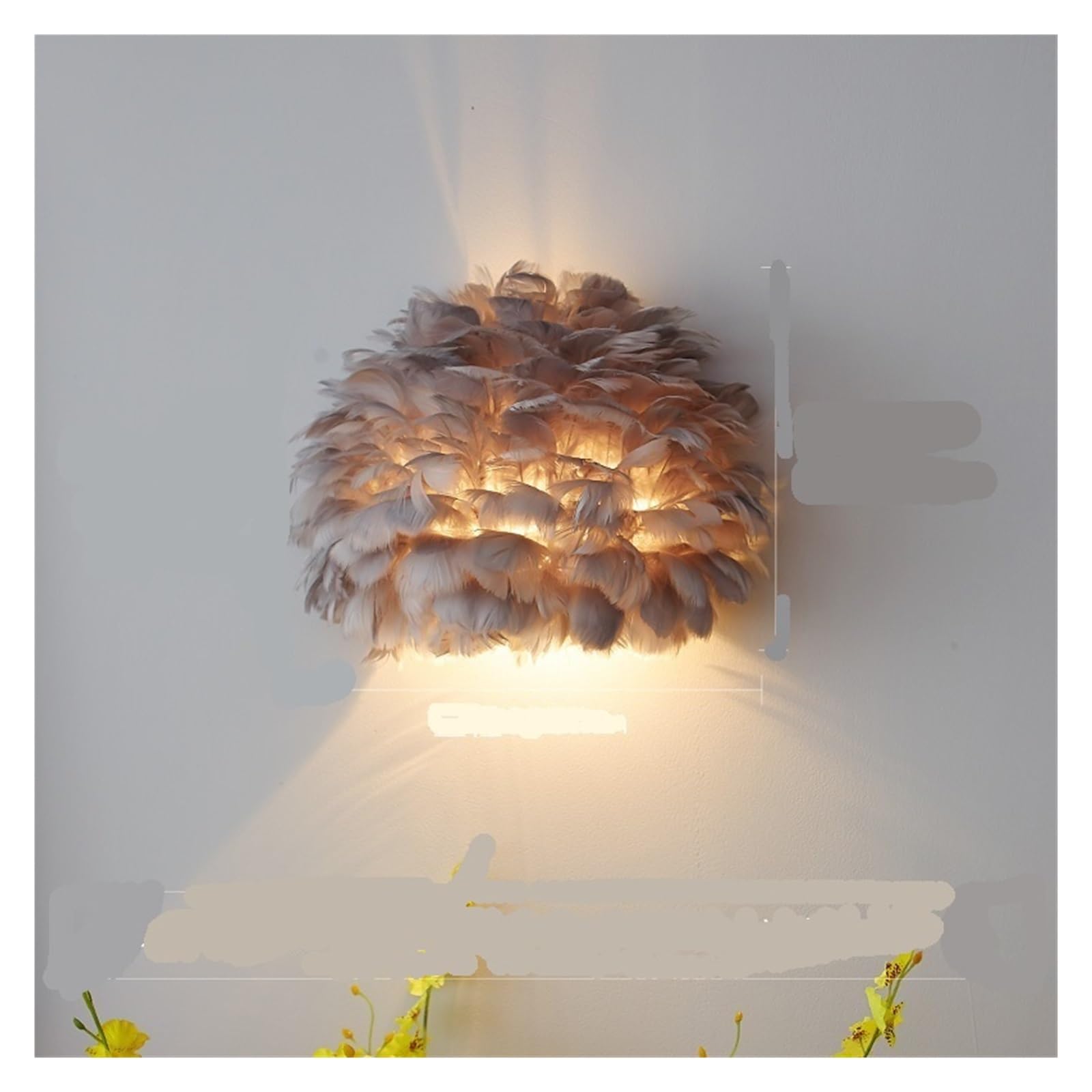 Applique murale en plumes grises pour créer une ambiance douce dans votre chambre à coucher