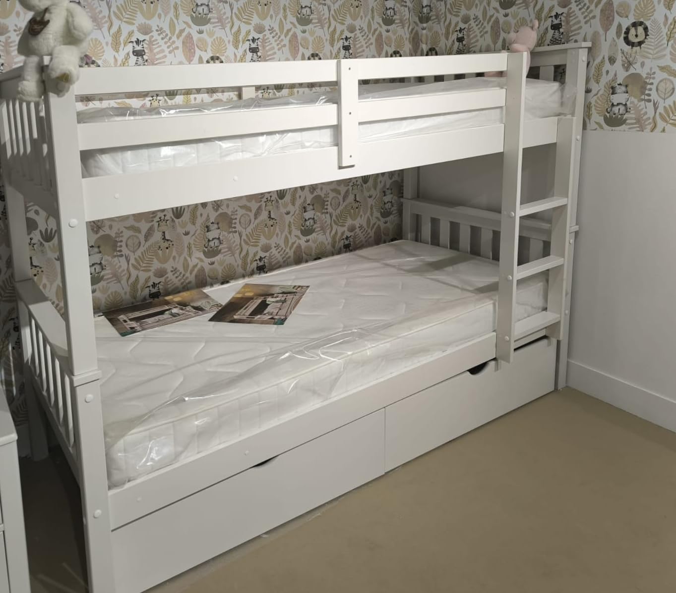 Genérico MUEBLESYA Litera Doble de Pino con Patas de 5,8x5,8 cm, 2 Camas 90x190 cm con Pack de 2 Cajones Inferiores, Estabilidad Reforzada y Escalera Reversible, Blanco Lacado (con CAJONES) | Madera de Pino