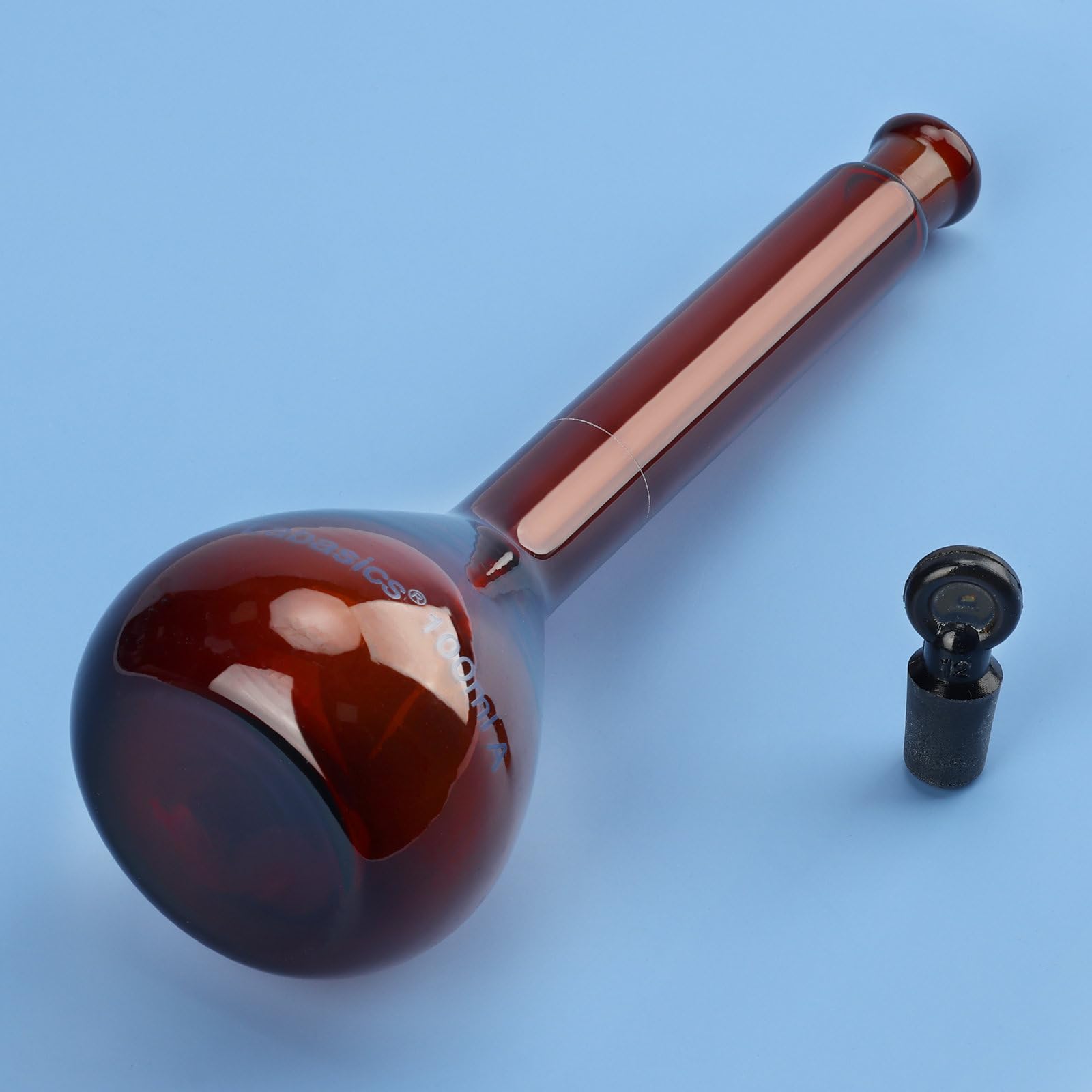 Labasics Pallone Tarato Amber da 100 ml, Vetro Borosilicato di Classe A con Tappo in Vetro Marrone Abbinato, Ideale per Soluzioni Sensibili Alla Luce nei Laboratori Chimici