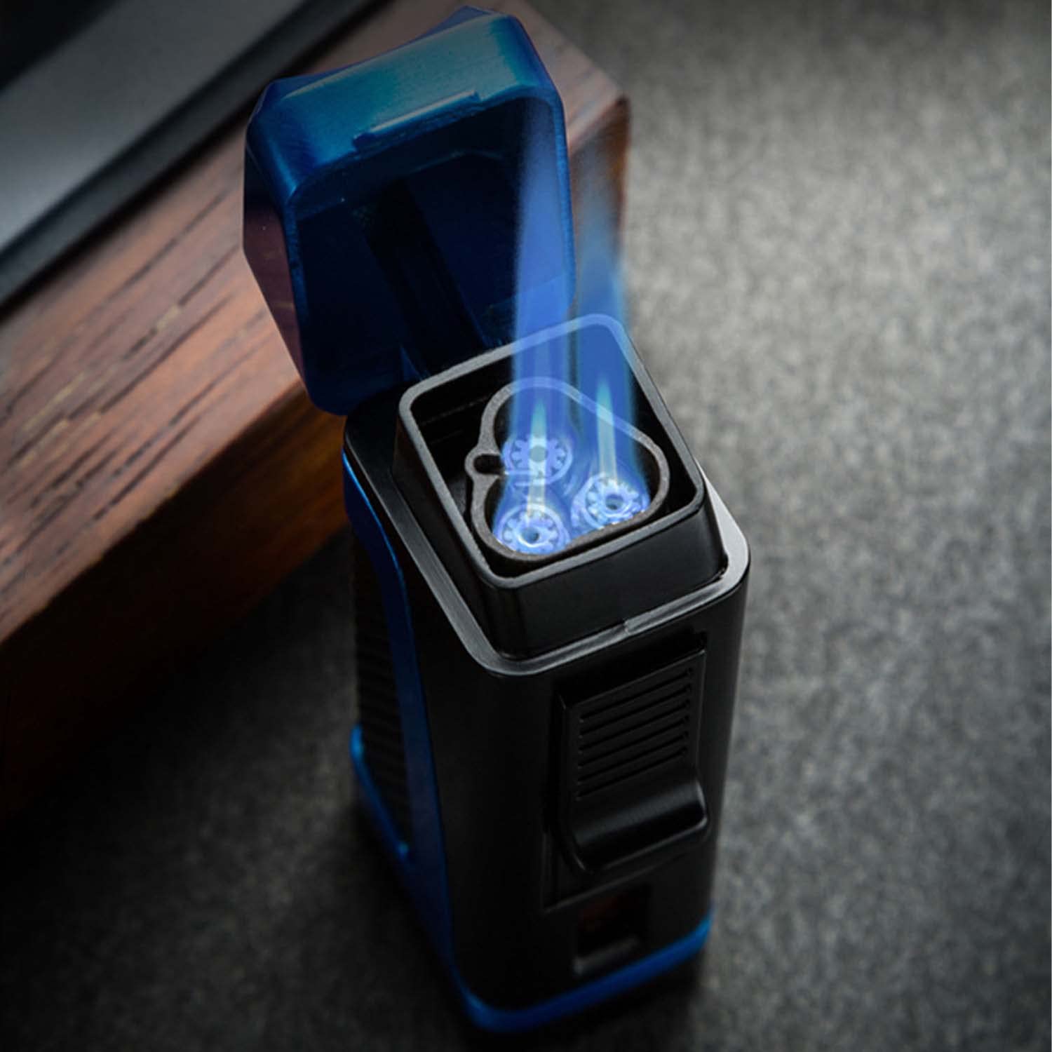 Porte-Cigare Briquet Coupe-Vent avec Perforatrice Triple Jet Flamme Butane Cigare Briquet Rechargeable Réglable avec Fenêtre de Gaz Visible