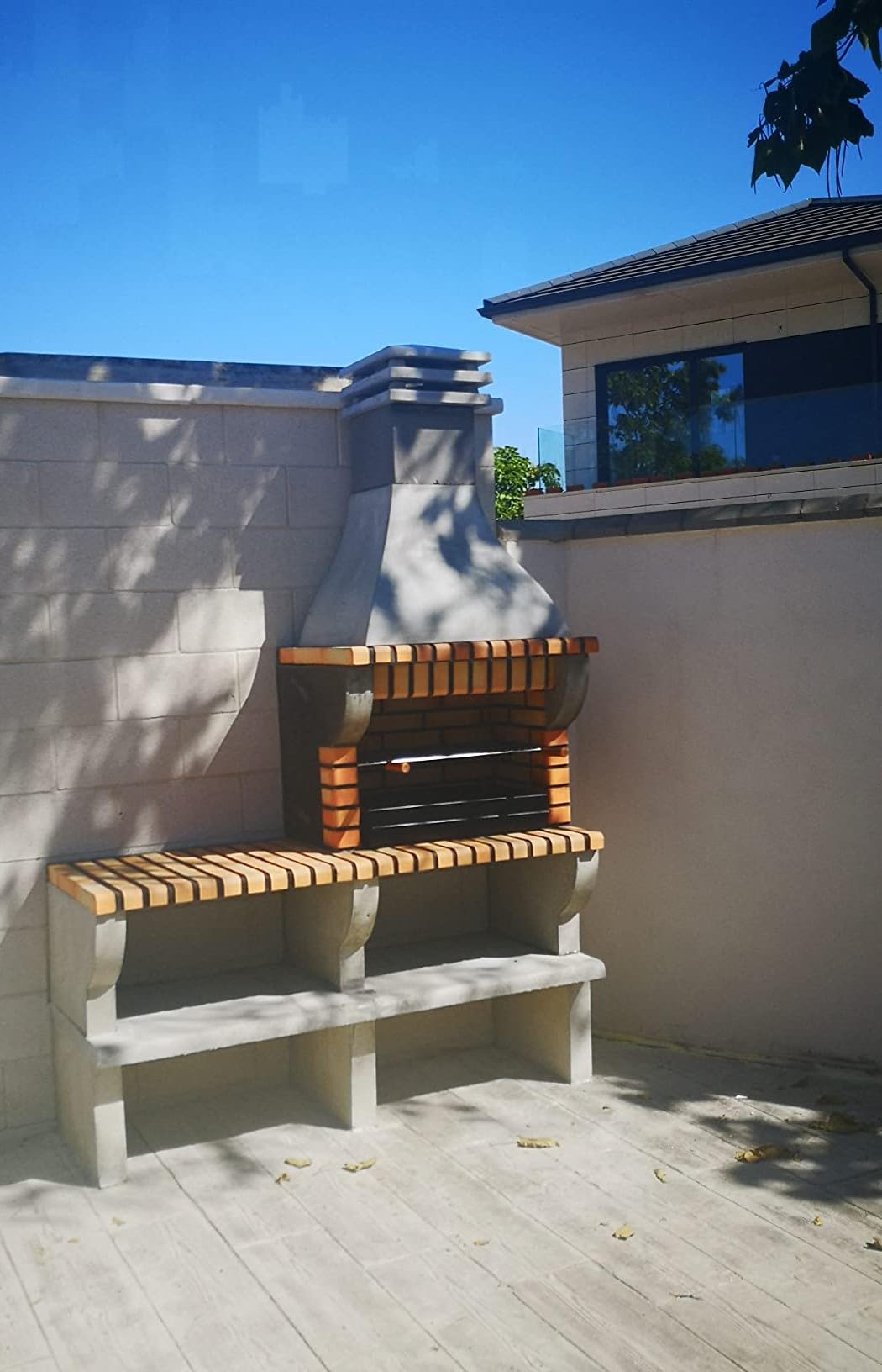 MOVELAR - Barbecue préfabriqué à bois et charbon en béton réfractaire modèle Maipu XL avec support latéral (Gris, Orange - 165 x 58 x 245 cm) REF: 3535/3 - Cuisine extérieure avec double grille