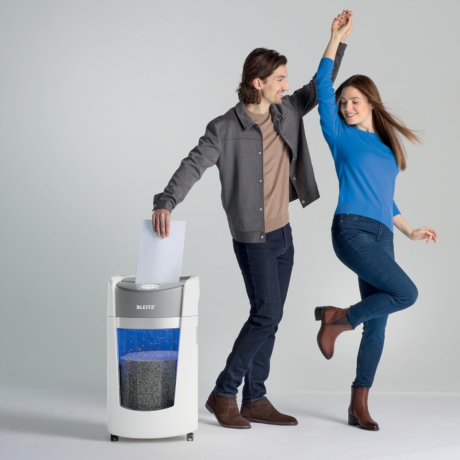 Leitz IQ OptiMax Office P5 Distruggidocumenti Professionale a Taglio Micro, Distrugge 12-10 Fogli, Tecnologia di Rotazione del Cestino e capacità extra del 33%, Silenzioso, Cestino da 35 L, 83600000