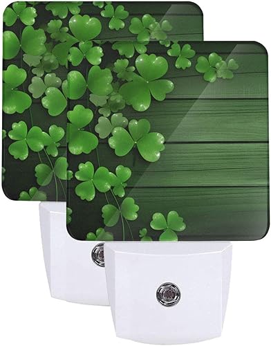 Green Clovers - Juego de 2 luces nocturnas de madera con sensor automático del día de San Patricio, luces nocturnas LED del atardecer al amanecer,