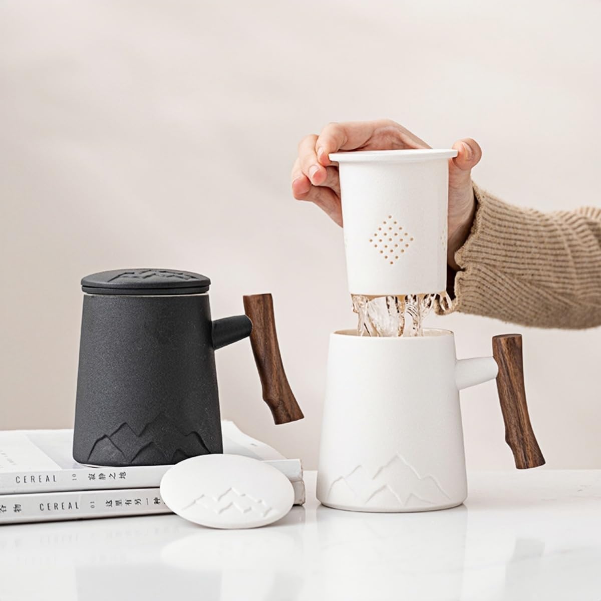Großes Fassungsvermögen, Keramiktasse Mit Geprägtem Bergmotiv Und Deckelfilter Für Geschäftsempfänge – Schwarz – Tassenset Fürs Büro