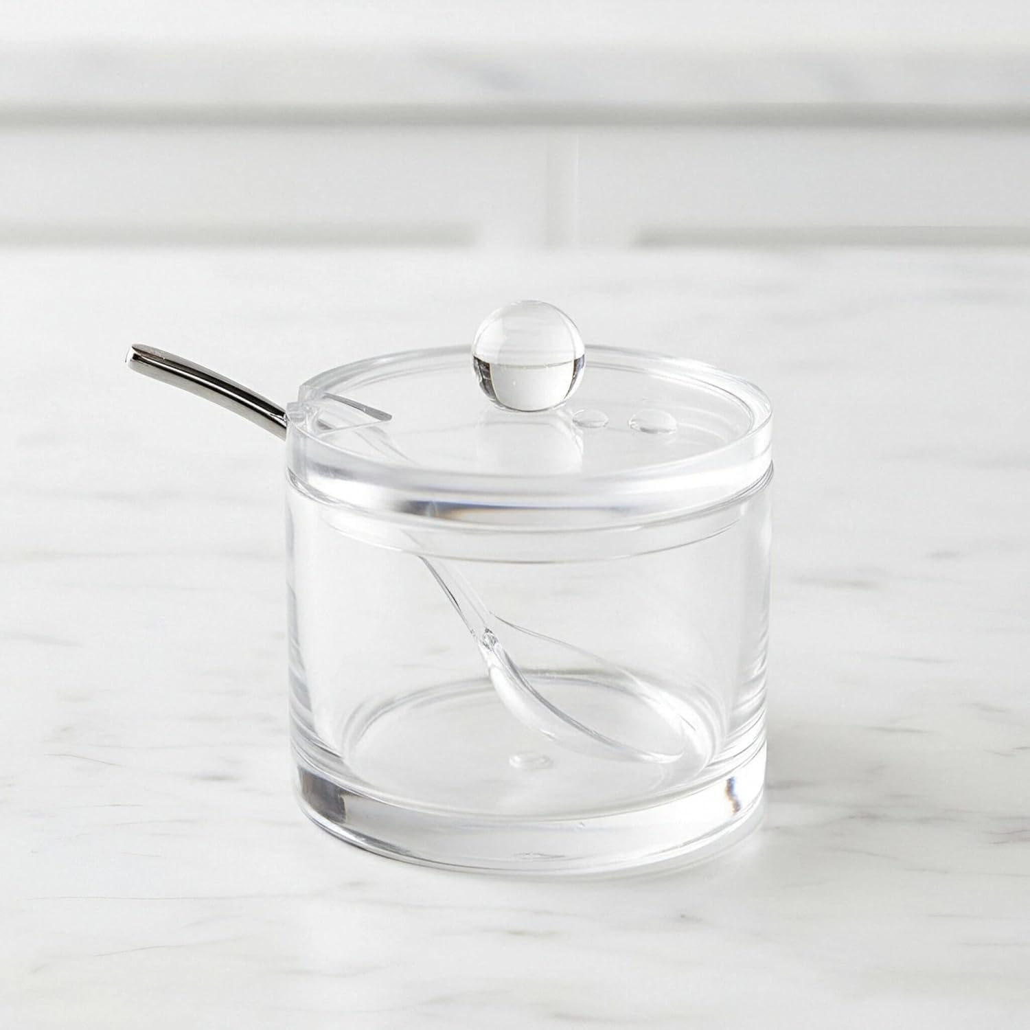 J&M DESIGN Azucarero con tapa y cuchara, recipiente hermético de 8 onzas, soporte acrílico transparente para tarro de azúcar para cafetería, té y horneado