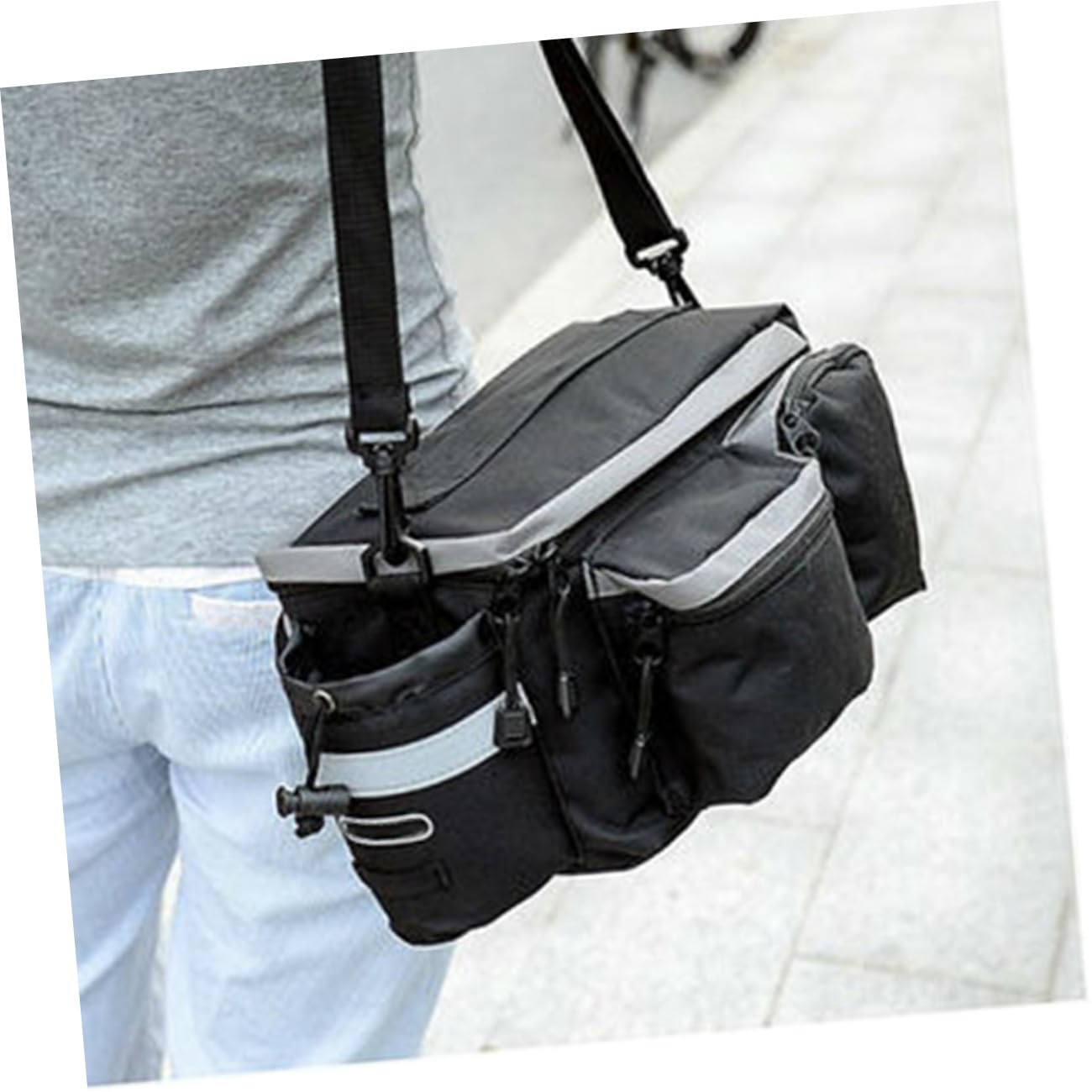 VICASKY Borsa Posteriore per Bici in Poliestere Nero, Grande Capienza | Scomparto Principale, 3 Tasche Laterali e Tasca Porta Borraccia, Tracolla Regolabile, Resistente alle Intemperie