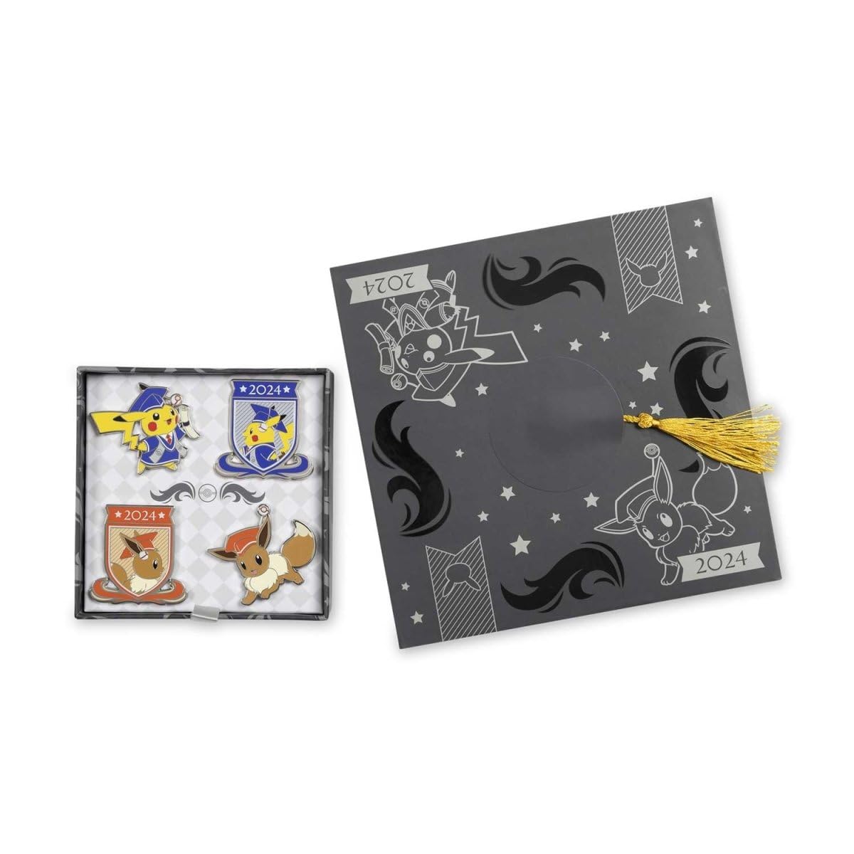 Pokémon Center: Graduazione Pikachu & Eevee 2024 Pokémon Pin Box Set (4 pezzi), Lega di zinco, smalto duro, carta, Senza pietra