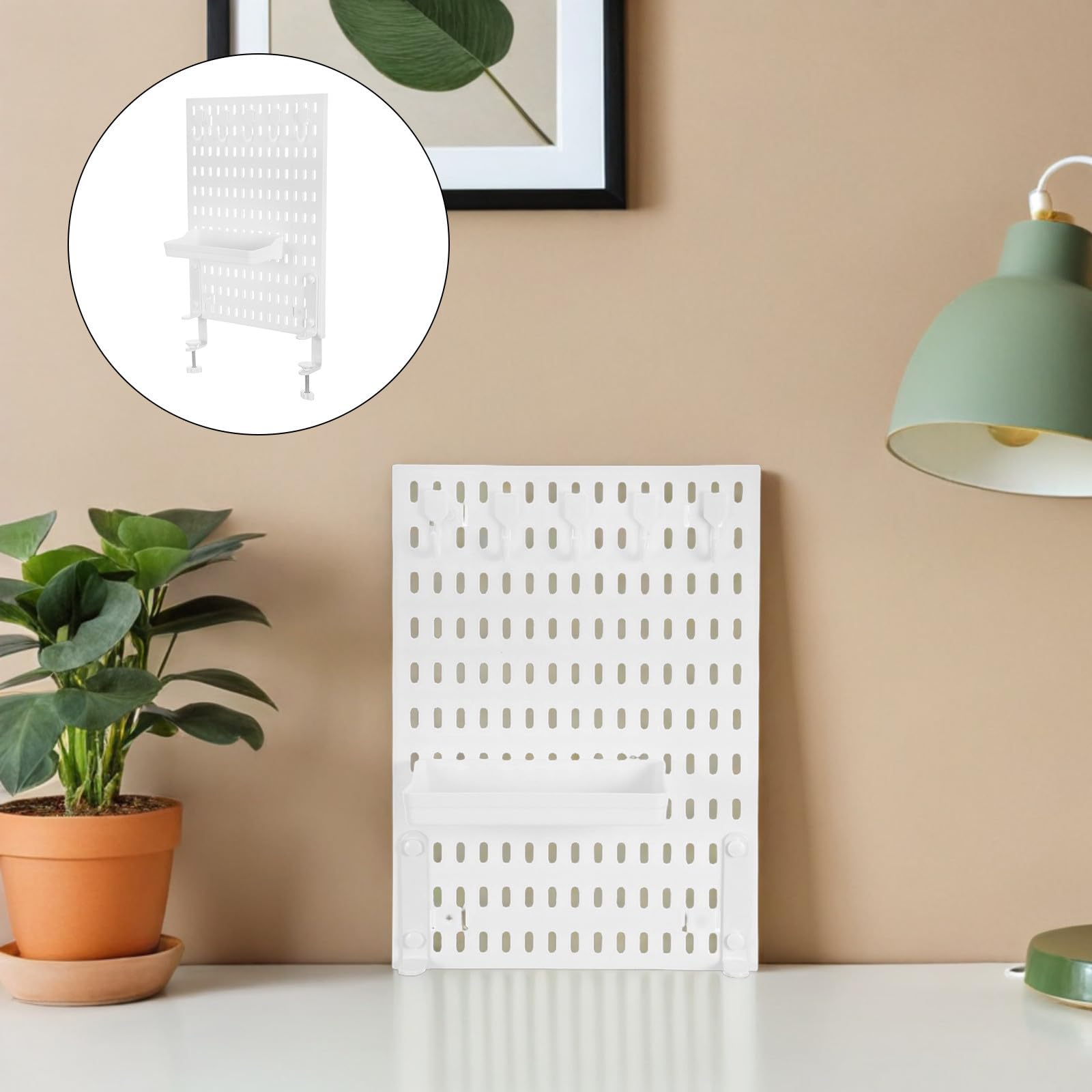 HOMSFOU Organizador de Escritorio y Compartimentos Múltiples Ajustable con Abrazadera de Plástico Blanco, Tablero Perforado con Ganchos para Dormitorio y Oficina