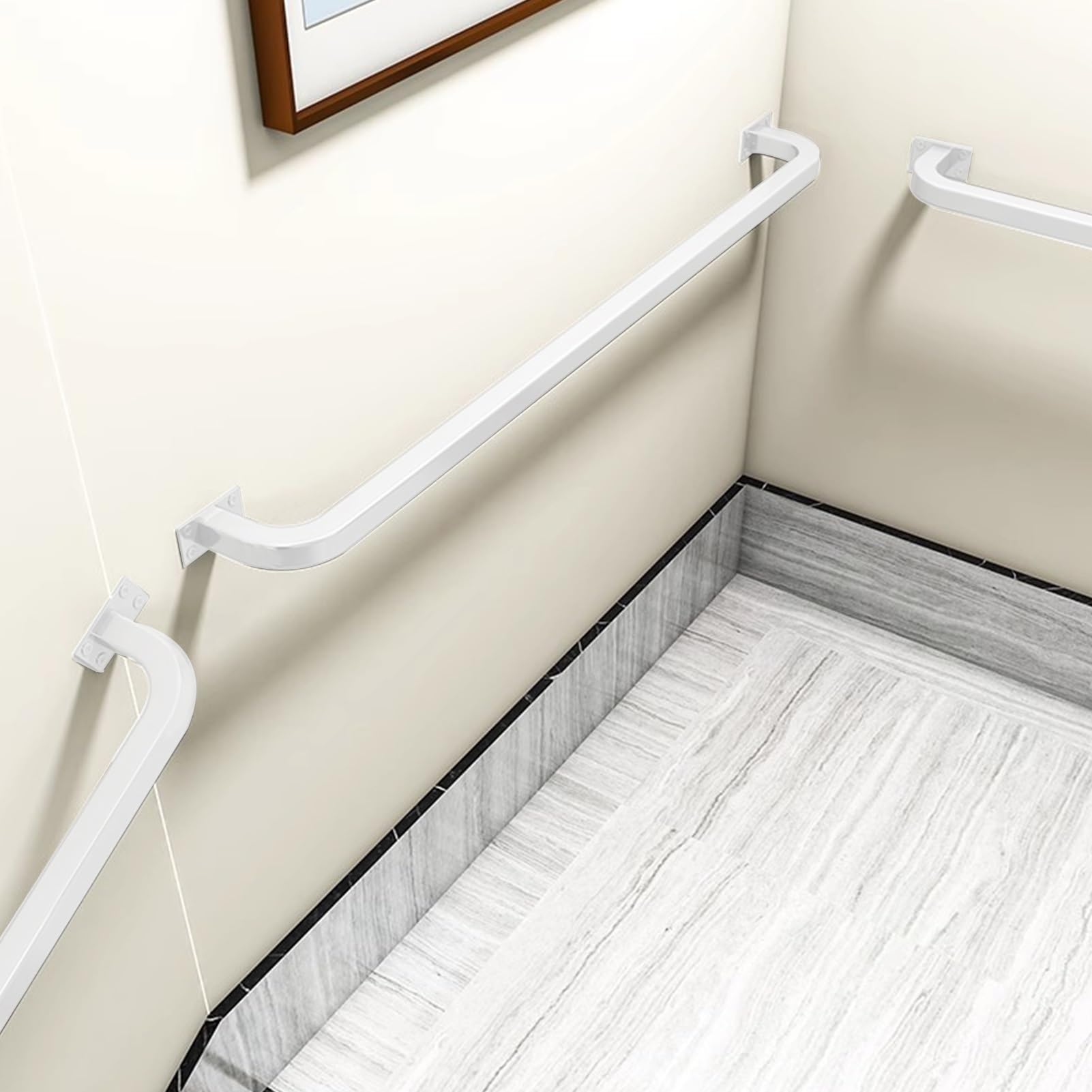 Rampe d'escalier en fer forgé blanc idéale pour sécuriser l'accès au jardin