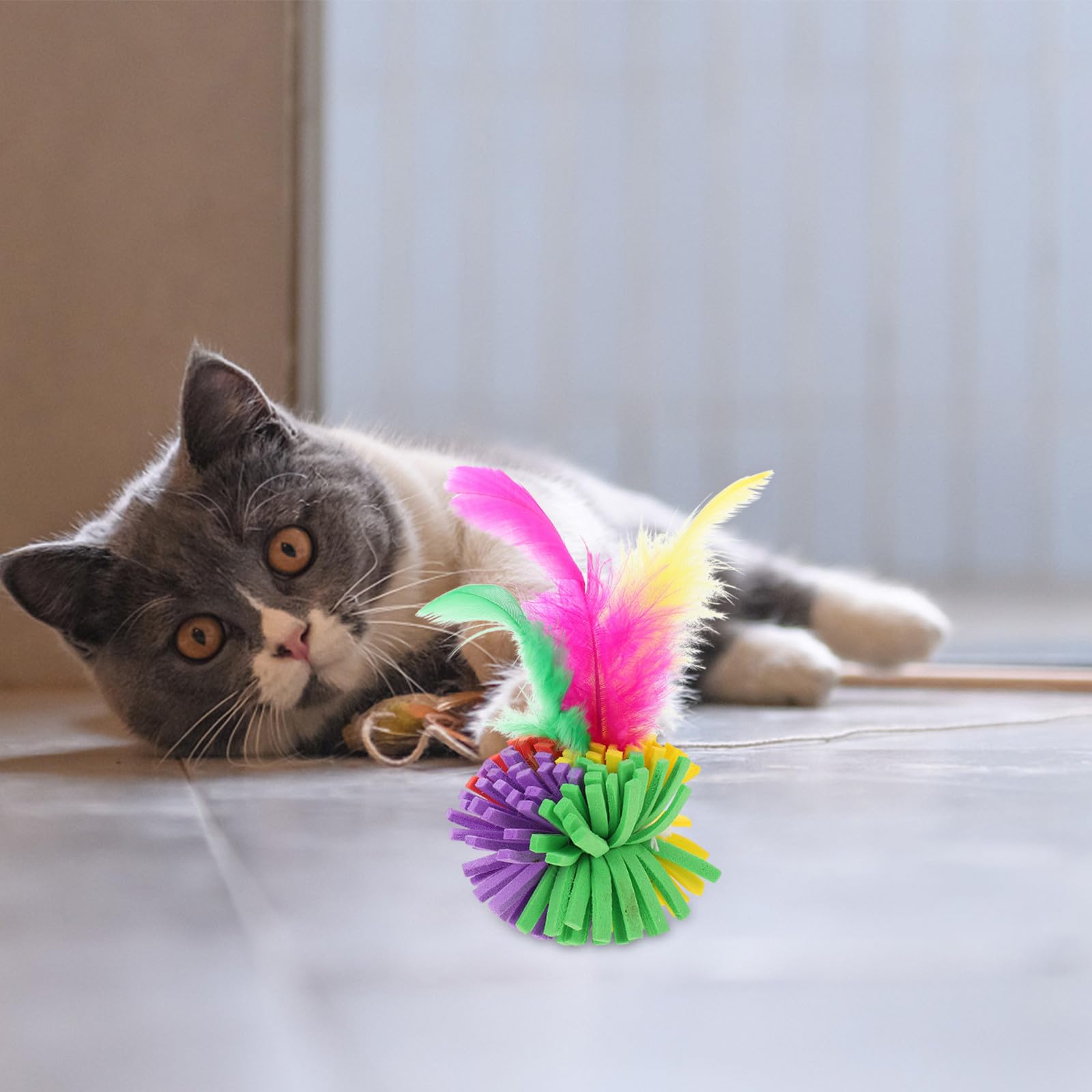 Lot de 4 Balles Colorées pour Chat en Eva Plumage, Interactif pour Chat Intérieur, Soulage Les Émotions et Stimule Le Jeu