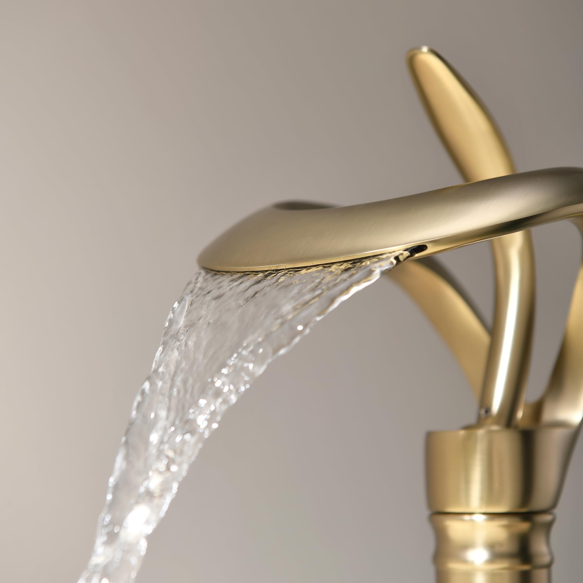 Grifo de baño de cascada de oro cepillado, grifo mezclador moderno de latón para lavabo de baño, grifo de tocador de una sola palanca, elegante diseño de flujo de cascada (alto)
