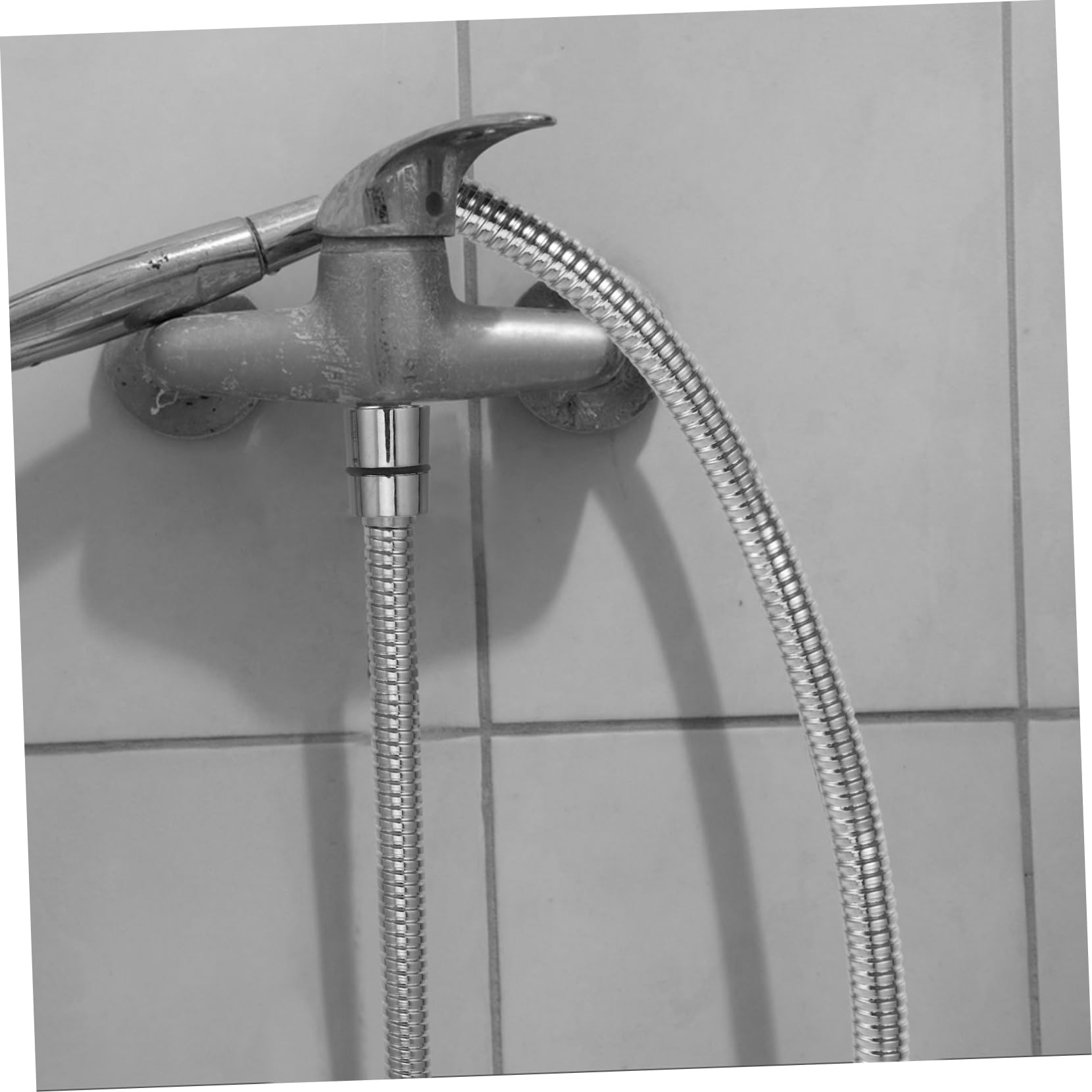Manguera de ducha extensible de acero inoxidable de 2 m, tubo rociador de alta presión resistente a torceduras con almohadilla de cuero para una fácil instalación y un rendimiento mejorado