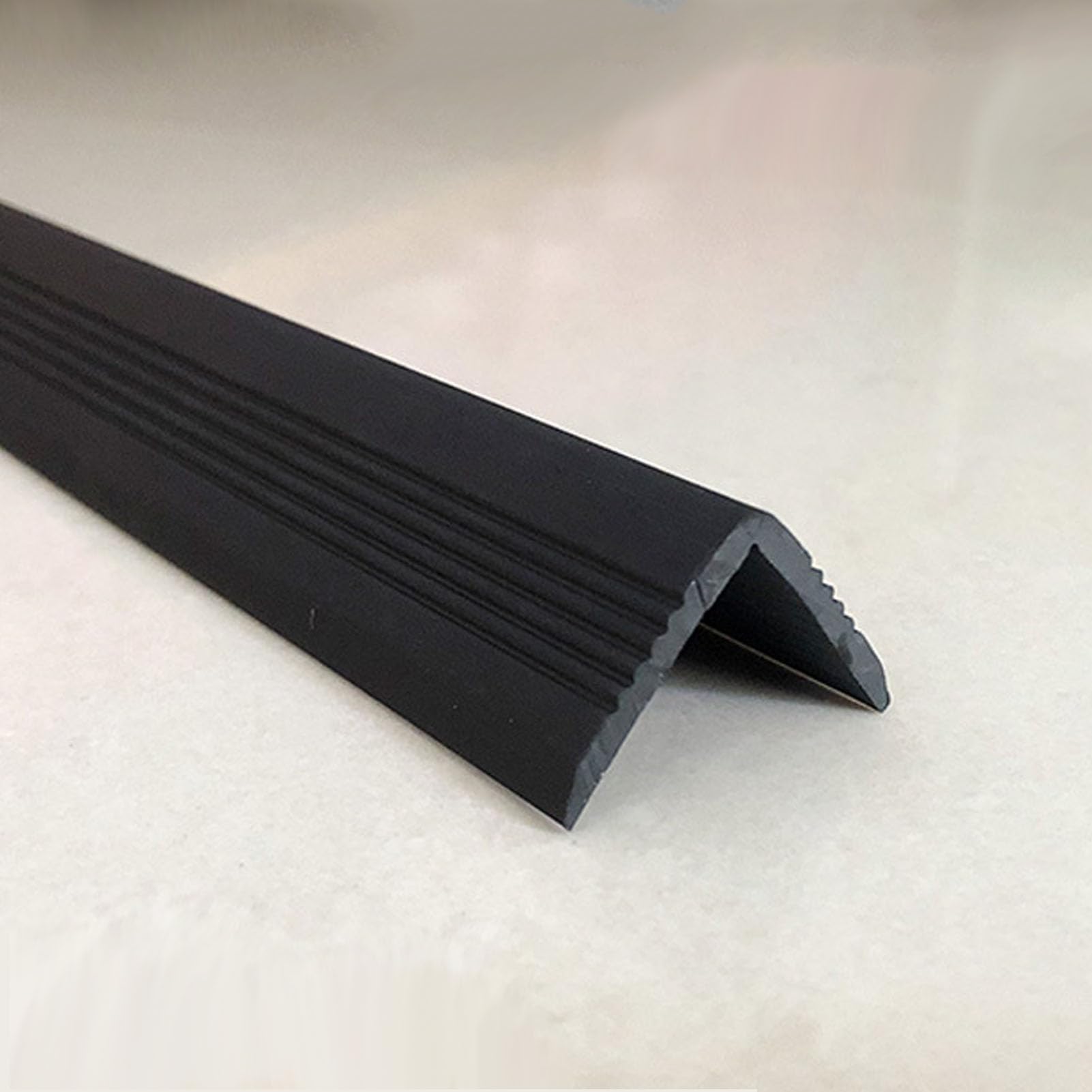 Borde antideslizante para suelos laminados que evita tropiezos y repara esquinas rotas en casa