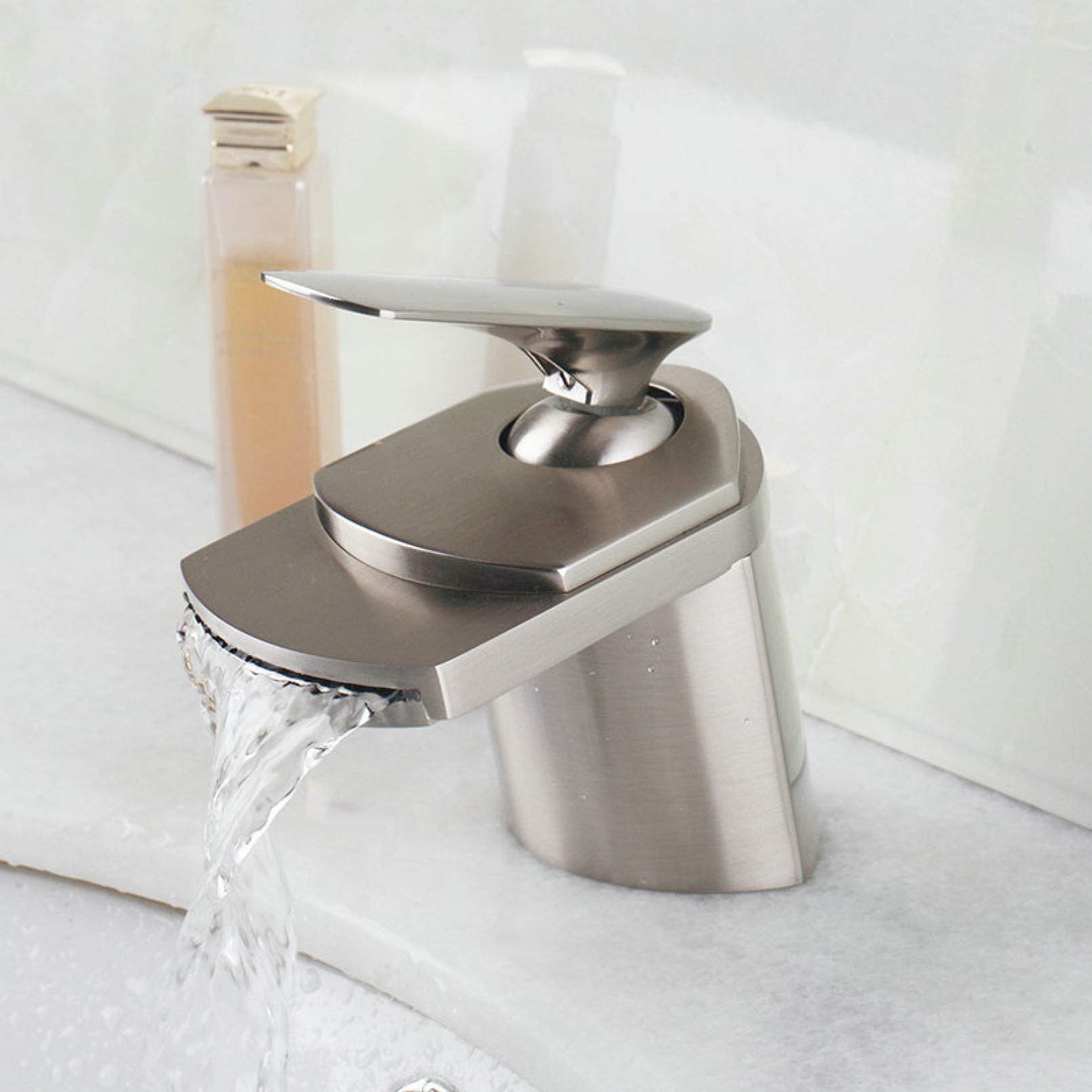 Mitigeur lavabo cascade nickel anti-traces avec cartouche céramique durable