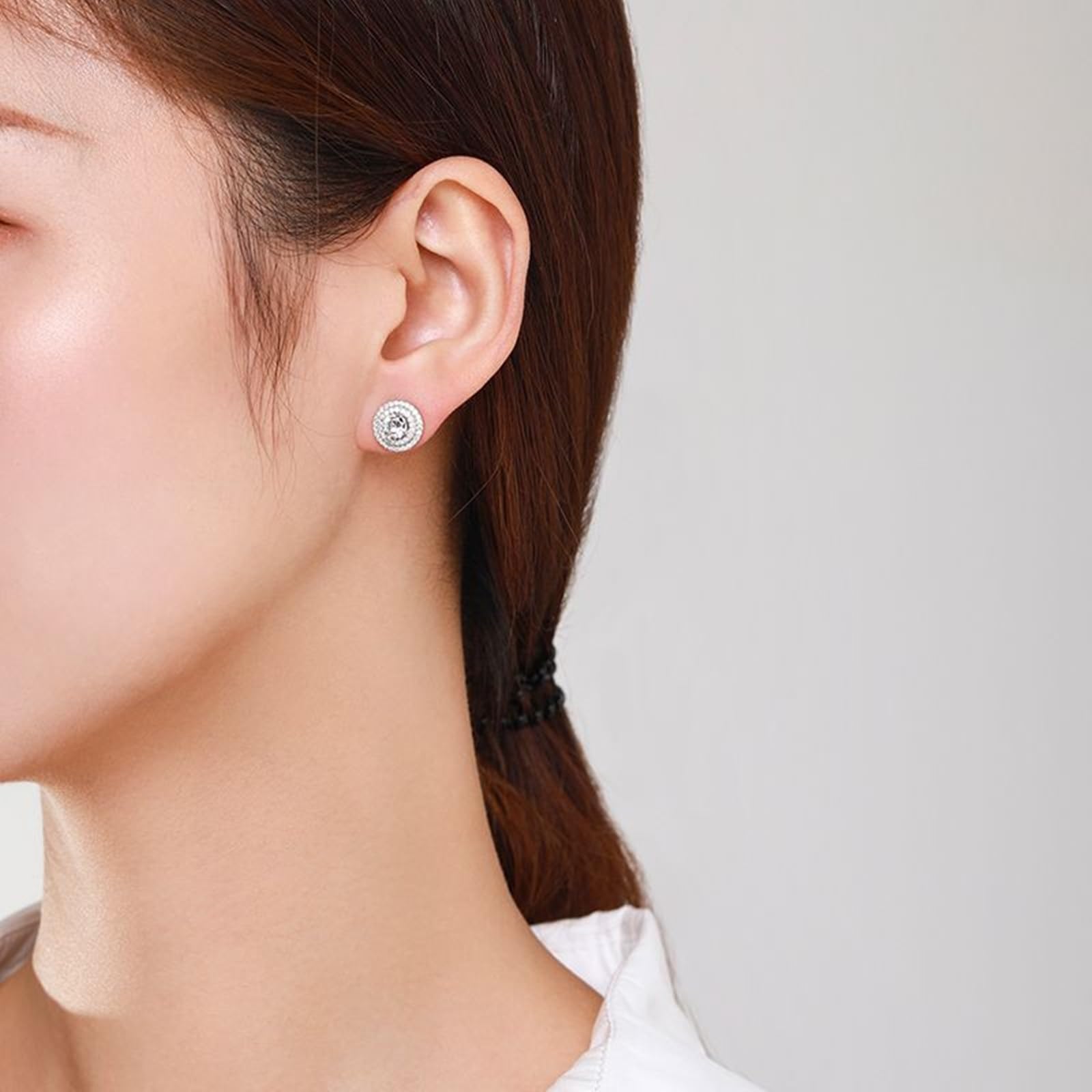 Pendientes de tuerca de oro blanco para mujer, oro blanco de 14 quilates, aretes de tuerca redondos de moissanita para cartílago de hélice para mujer, madre, esposa, hija