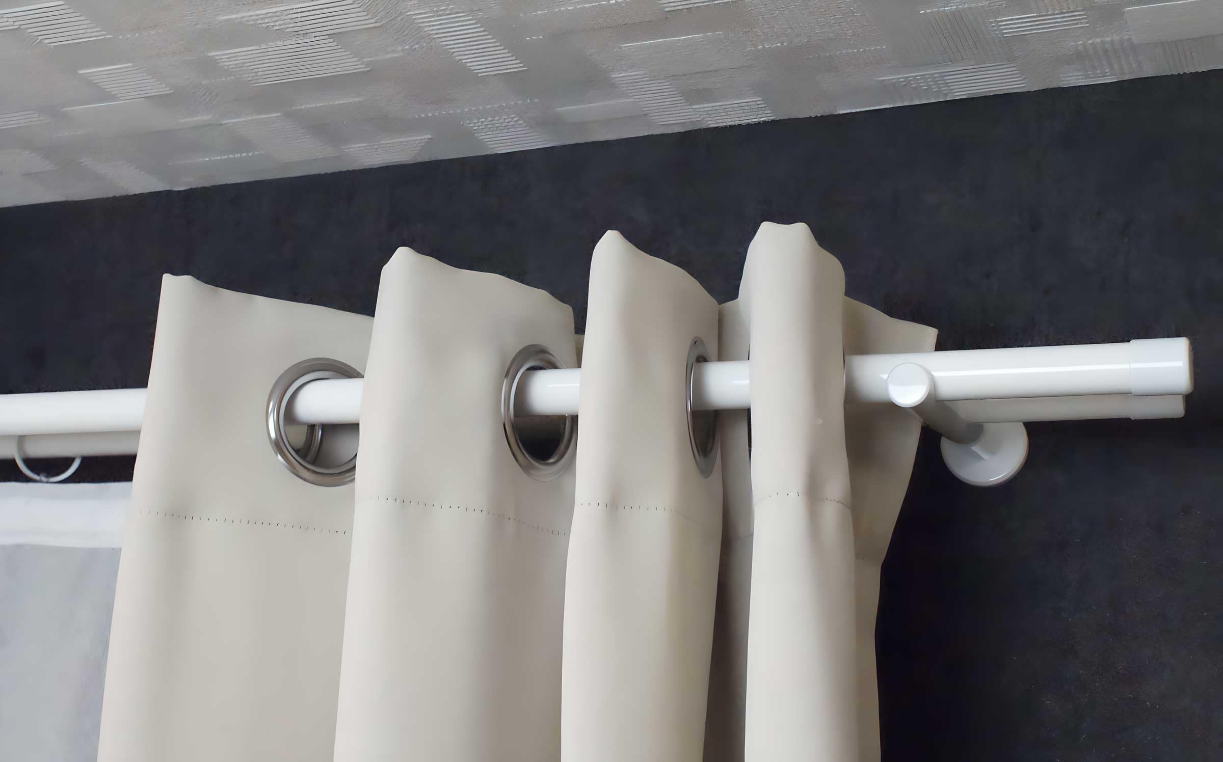iso-design Gardinenstange weiss 2-läufig 20 mm, Komplettset aus Metall, Vorhangstange zur Wandmontage, Gardinenstangenrohr aus Aluminium, Endstück Kappe 200 cm
