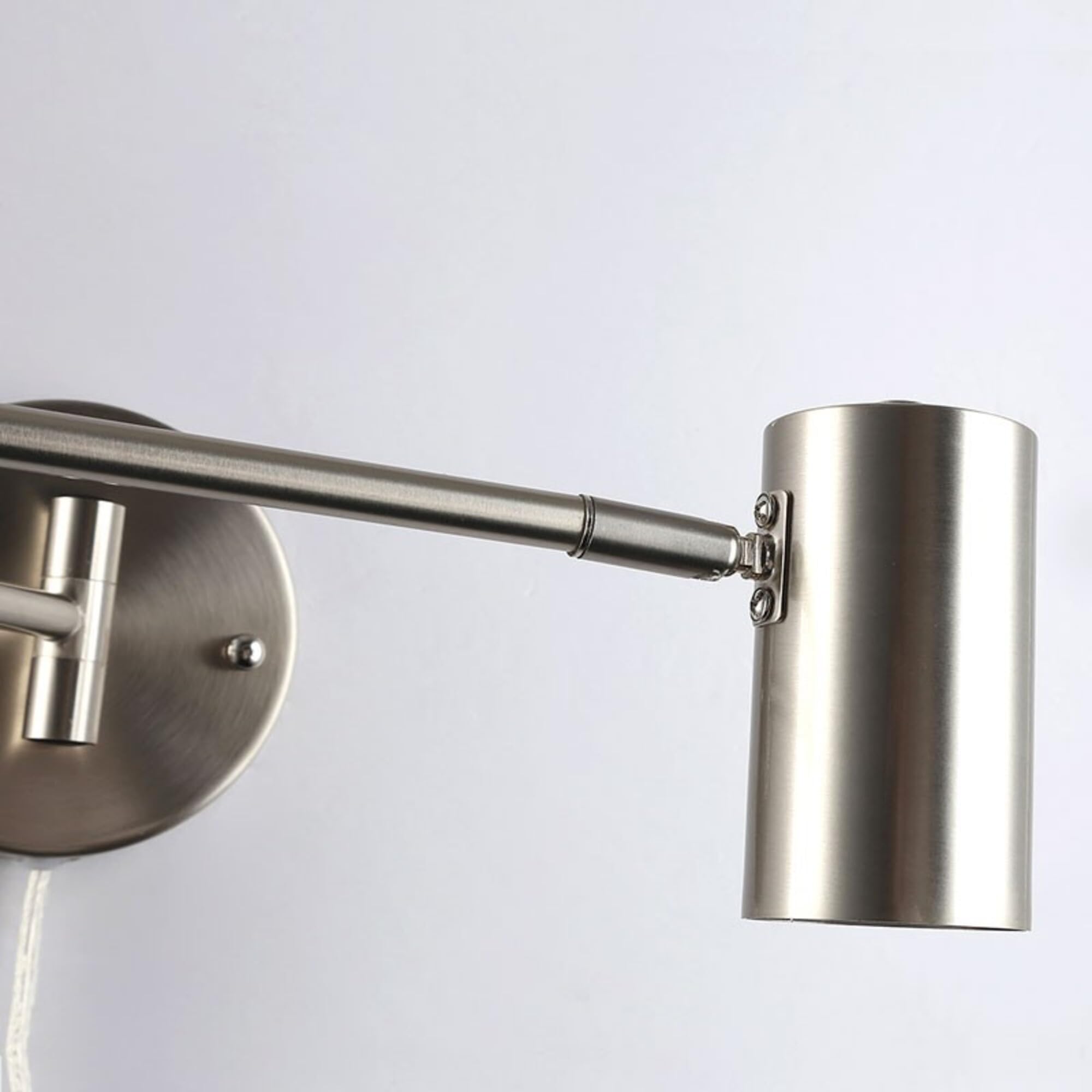 BARCELONA LED applique murale avec bras articulé et prise, lampe murale extensible métal finition nickel satiné style industriel vintage, E27 G45 avec interrupteur pour chambre lecture tête de lit