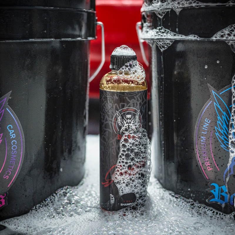 RRCustoms Bad Boys Autoshampoo mit COLA DUFT - stark schäumendes Autoshampoo löst gründlich Schmutz - pH-Neutraler Autoreiniger - effektive KFZ Reinigung - 5 Liter